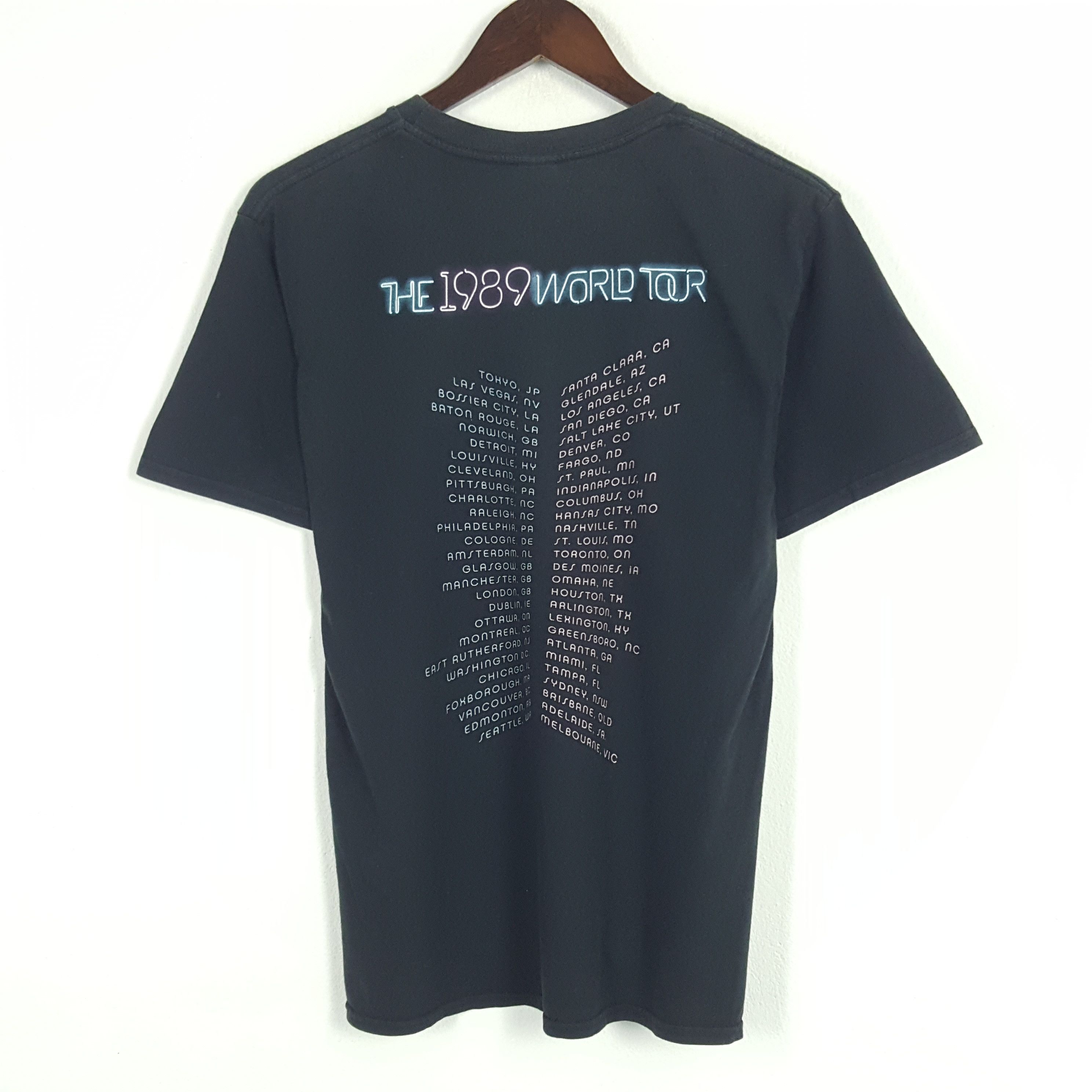 Band Tees × Vintage Vintage Taylor Swift 1989 World Tour Tshirt Size US S / EU 44-46 / 1 - 3 Thumbnail