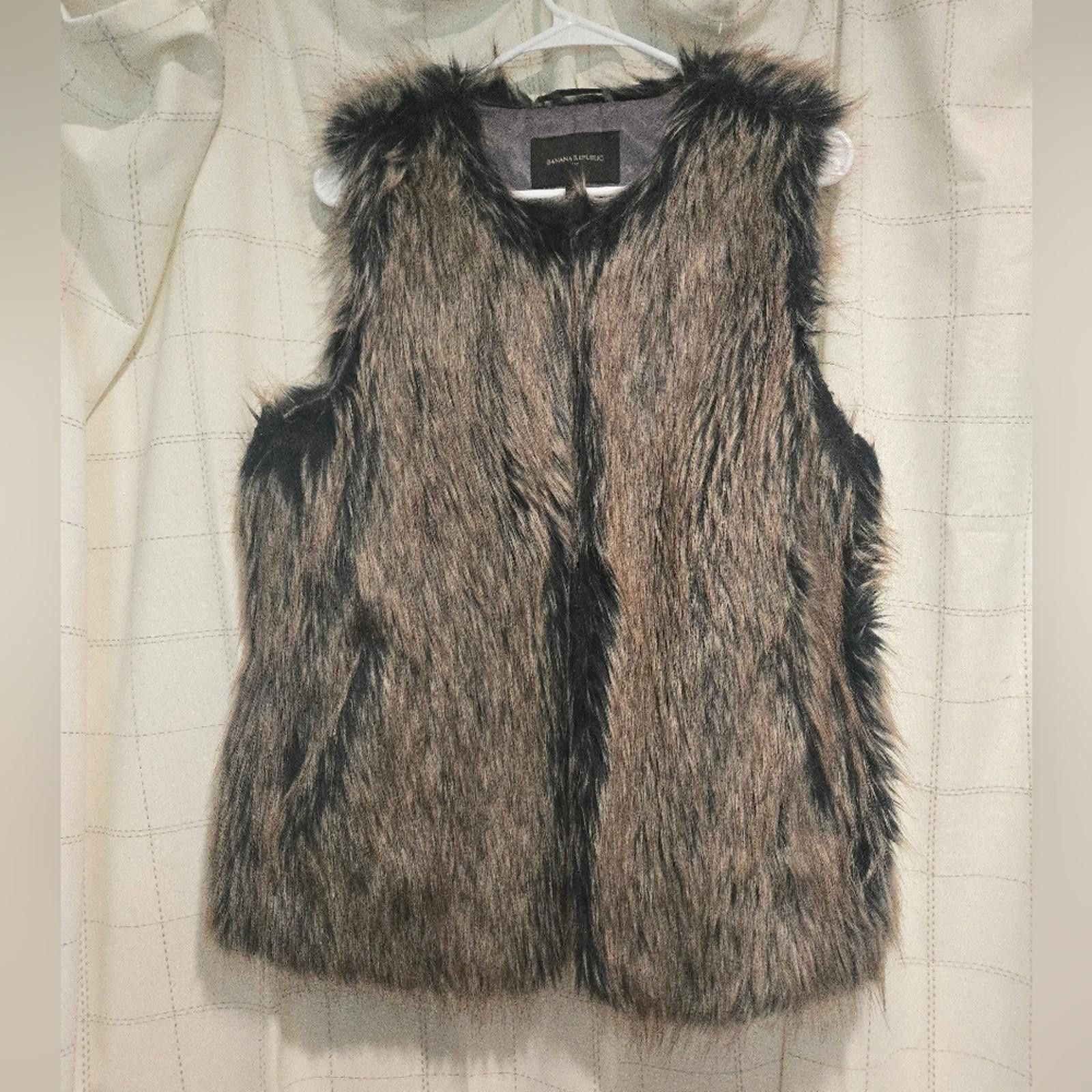 Banana Republic Banana Republic Faux Fur Vest Size M / US 6-8 / IT 42-44 - 1 Thumbnail