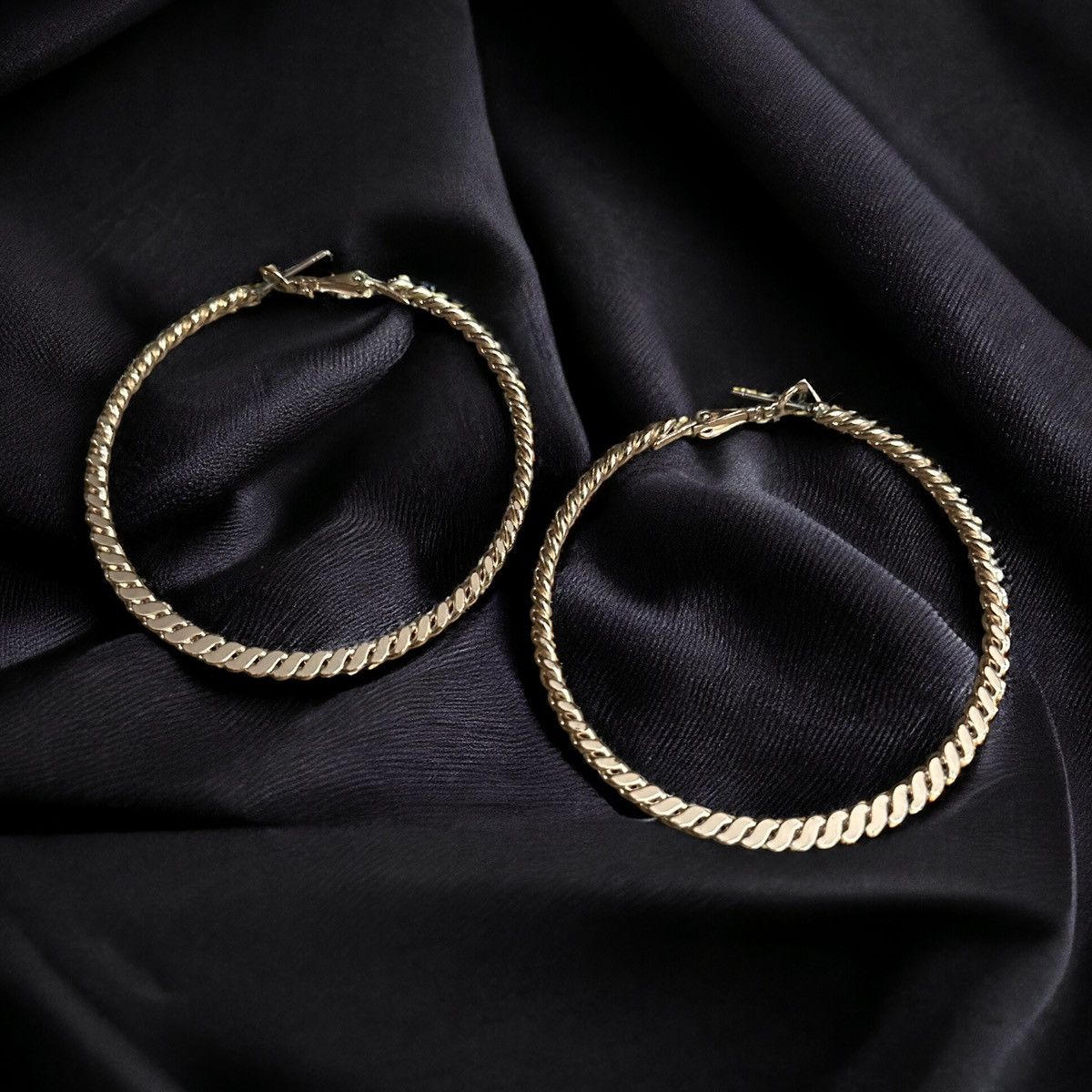 Other Gold tone flat braid hoop earrings Size ONE SIZE - 1 Thumbnail