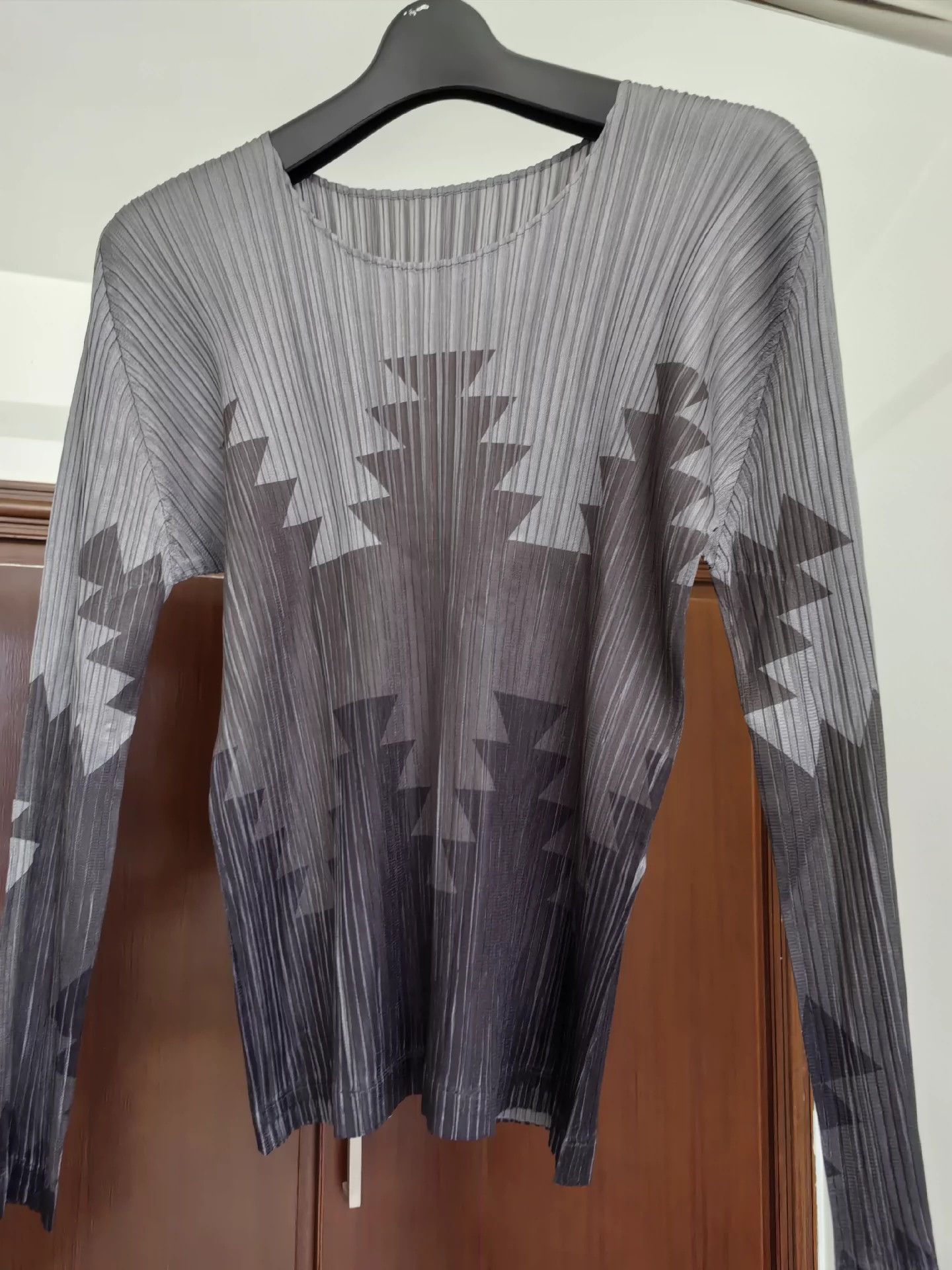 Issey Miyake issey miyake Grey gradient round neck long sleeved shirt Size US M / EU 48-50 / 2 - 1 Thumbnail