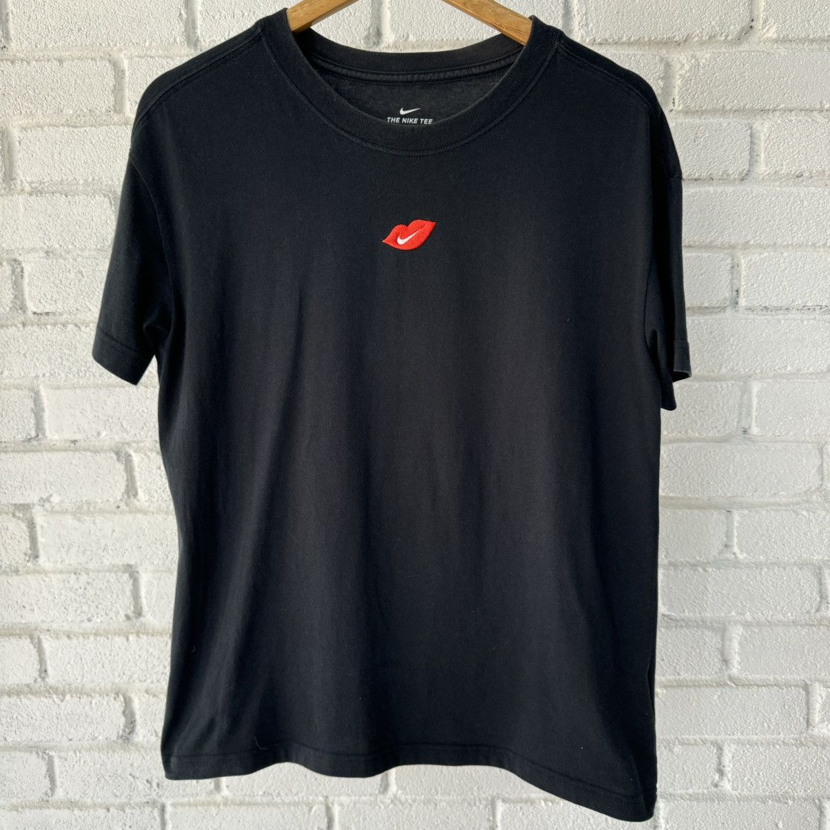 Nike Nike Lips Embroidery Tee Size M / US 6-8 / IT 42-44 - 1 Thumbnail