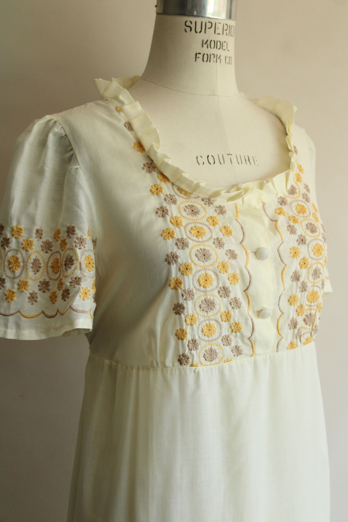 Vintage Vintage 1970s Dress, Yellow Embroidered Boho Maxidress with Size S / US 4 / IT 40 - 5 Thumbnail
