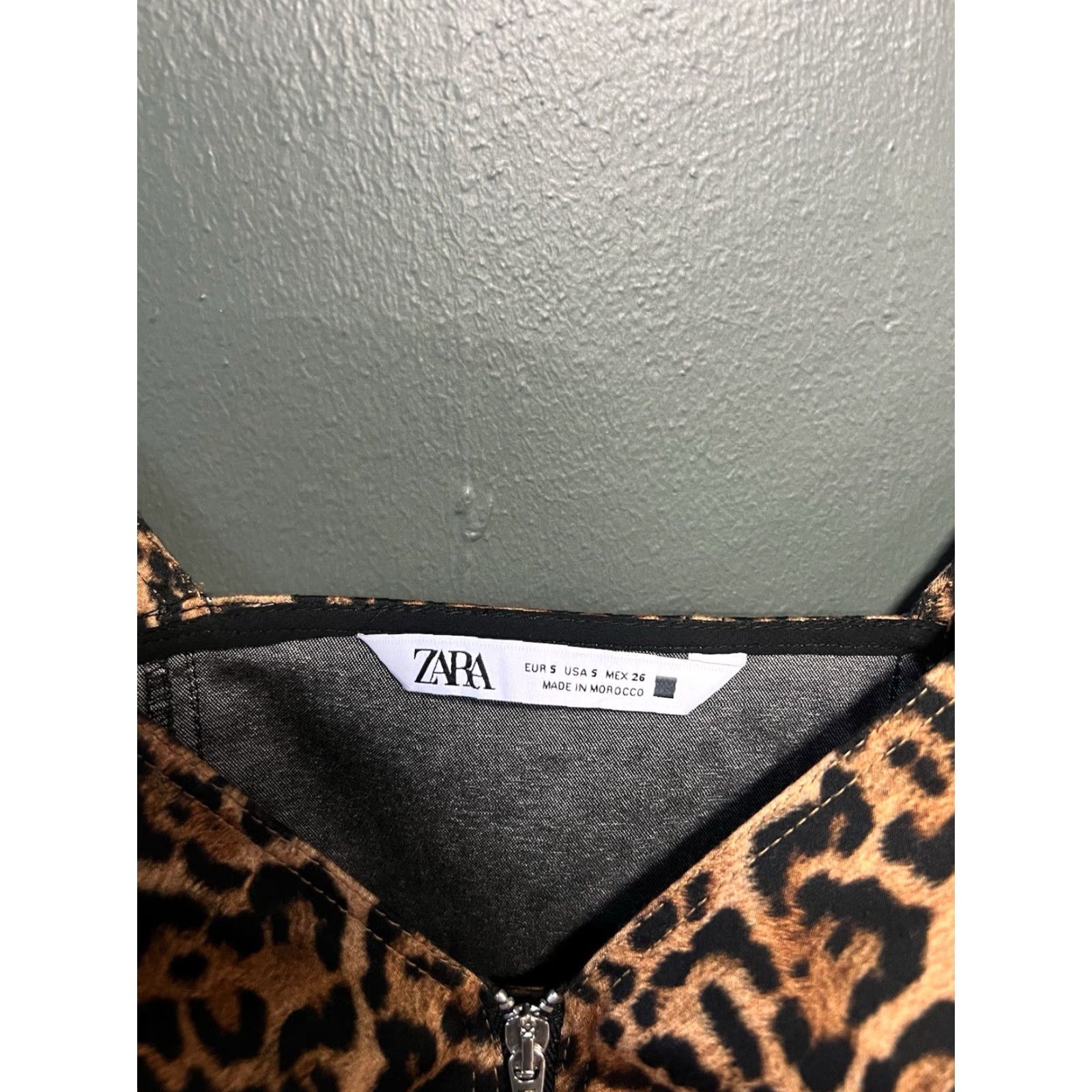 Zara Zara Womens Cropped Long Sleeve Cheetah Print T-Shirt Zip Small Brown Cropped T-Shirt Womens Small Zip Front Cheeta`h`? Size S / US 4 / IT 40 - 3 Thumbnail