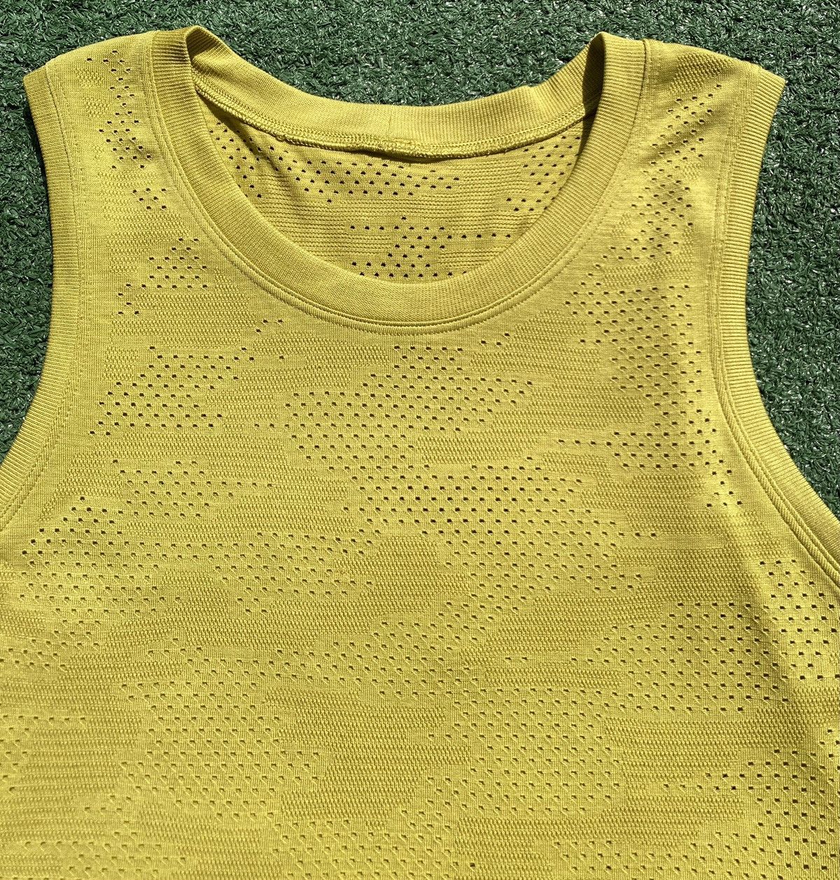 Lululemon Lululemon Train Camo Yellow Pear Green Cropped Tank Top Size S / US 4 / IT 40 - 2 Thumbnail