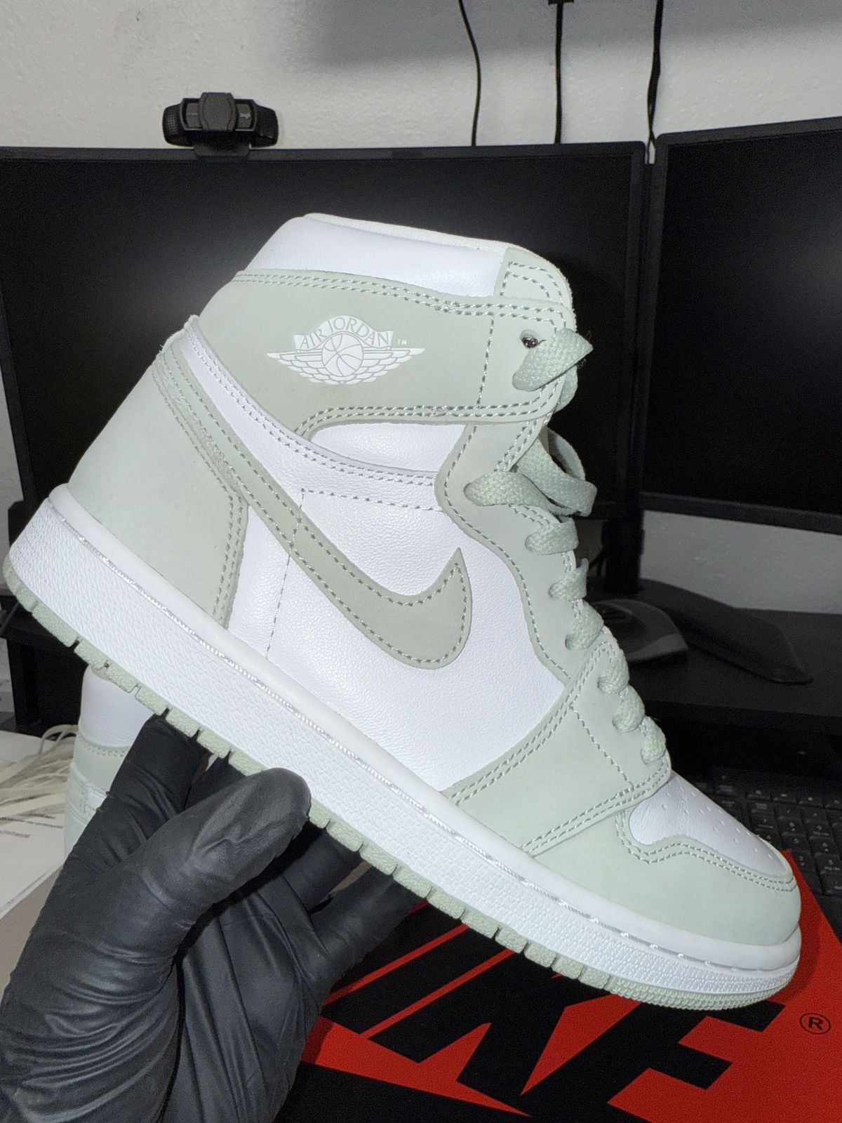 Nike Nike Air Jordan 1 High OG Women Seafoam Size US 7.5 / IT 37.5 - 4 Thumbnail