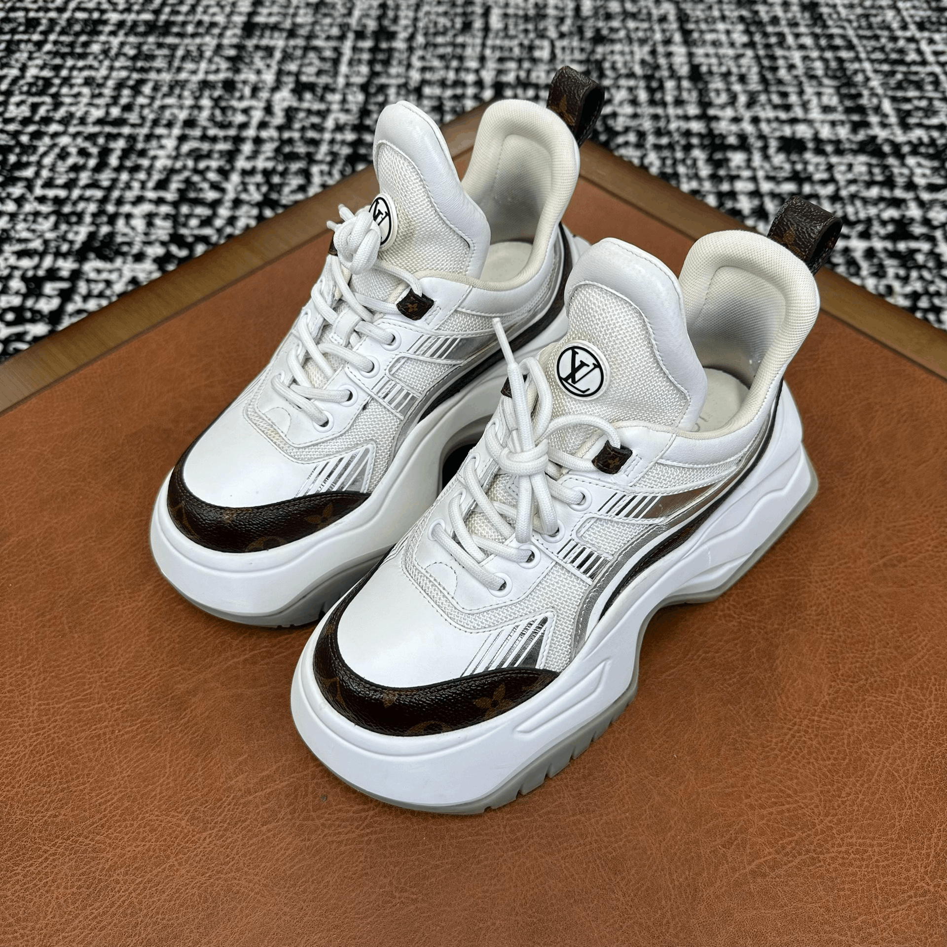 Louis Vuitton Louis Vuitton Brown Lowtop Sneakers it_36 Women Size US 6 / IT 36 - 1 Thumbnail