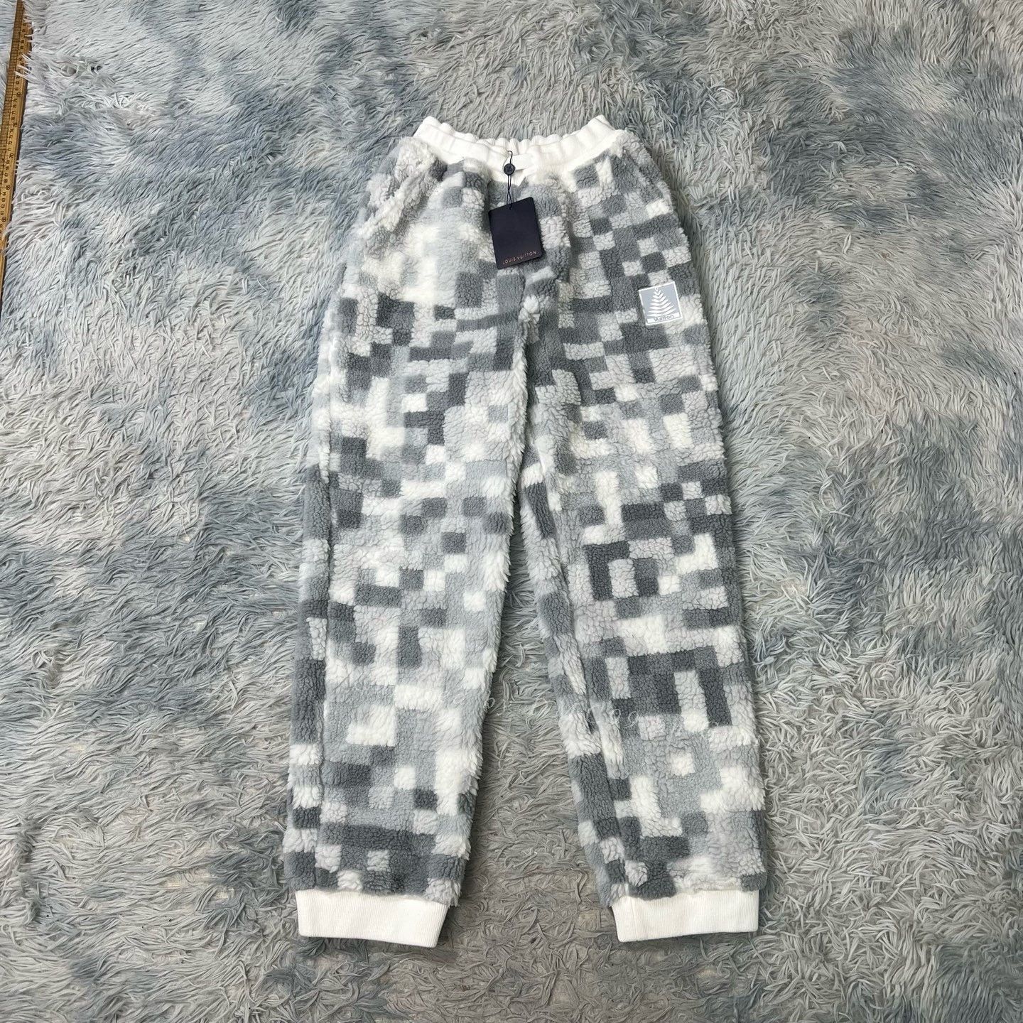 Louis Vuitton Louis Vuitton White Gray Damier Teddy Pants Size US 34 / EU 50 - 1 Thumbnail