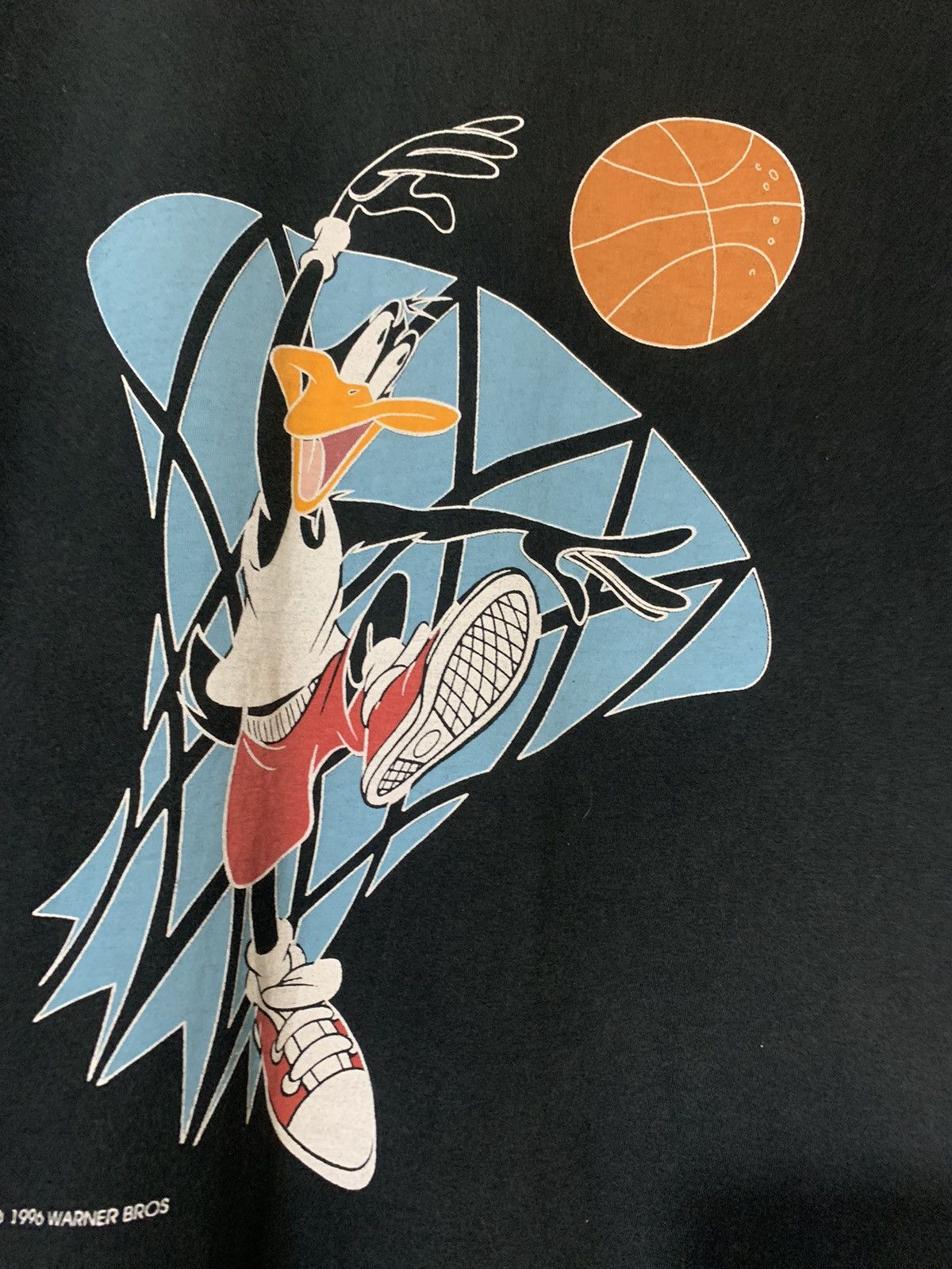 Disney × Vintage × Warner Bros Vintage 1996 Looney Tunes Warner Bros Basketball Duck Tshirt Size US M / EU 48-50 / 2 - 2 Thumbnail