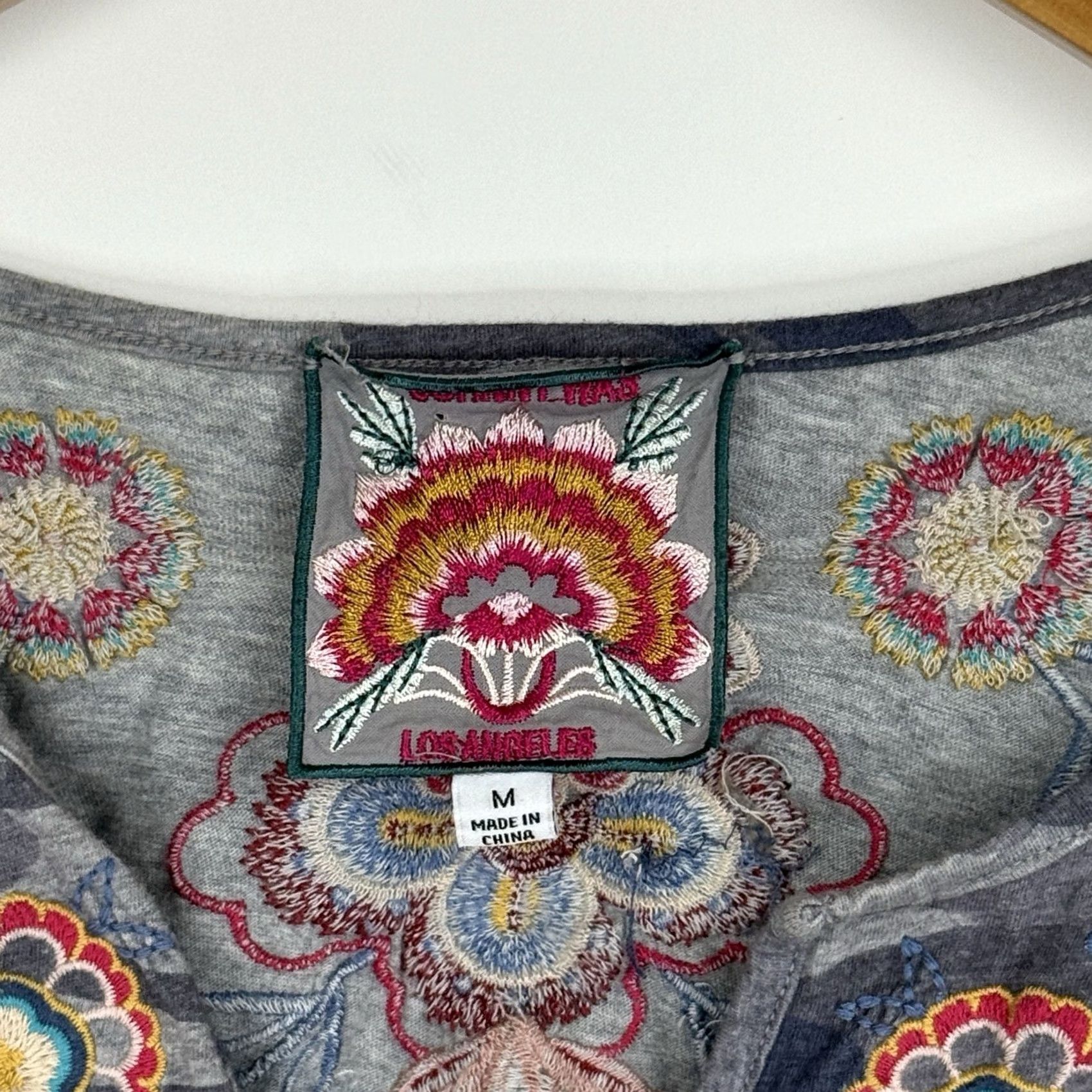 Johnny Was Johnny Was Top Medium Camo Short Sleeve V Neck Embroidered Boho Festival Shirt Womens M Gray混 Size M / US 6-8 / IT 42-44 - 6 Thumbnail