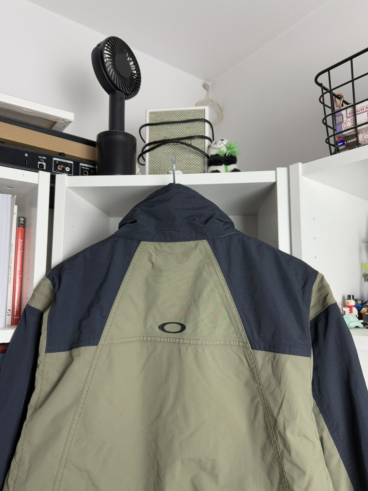 Oakley × Vintage Vintage y2k Oakley technical snowboard ski jacket M gorpcore Size US M / EU 48-50 / 2 - 8 Thumbnail