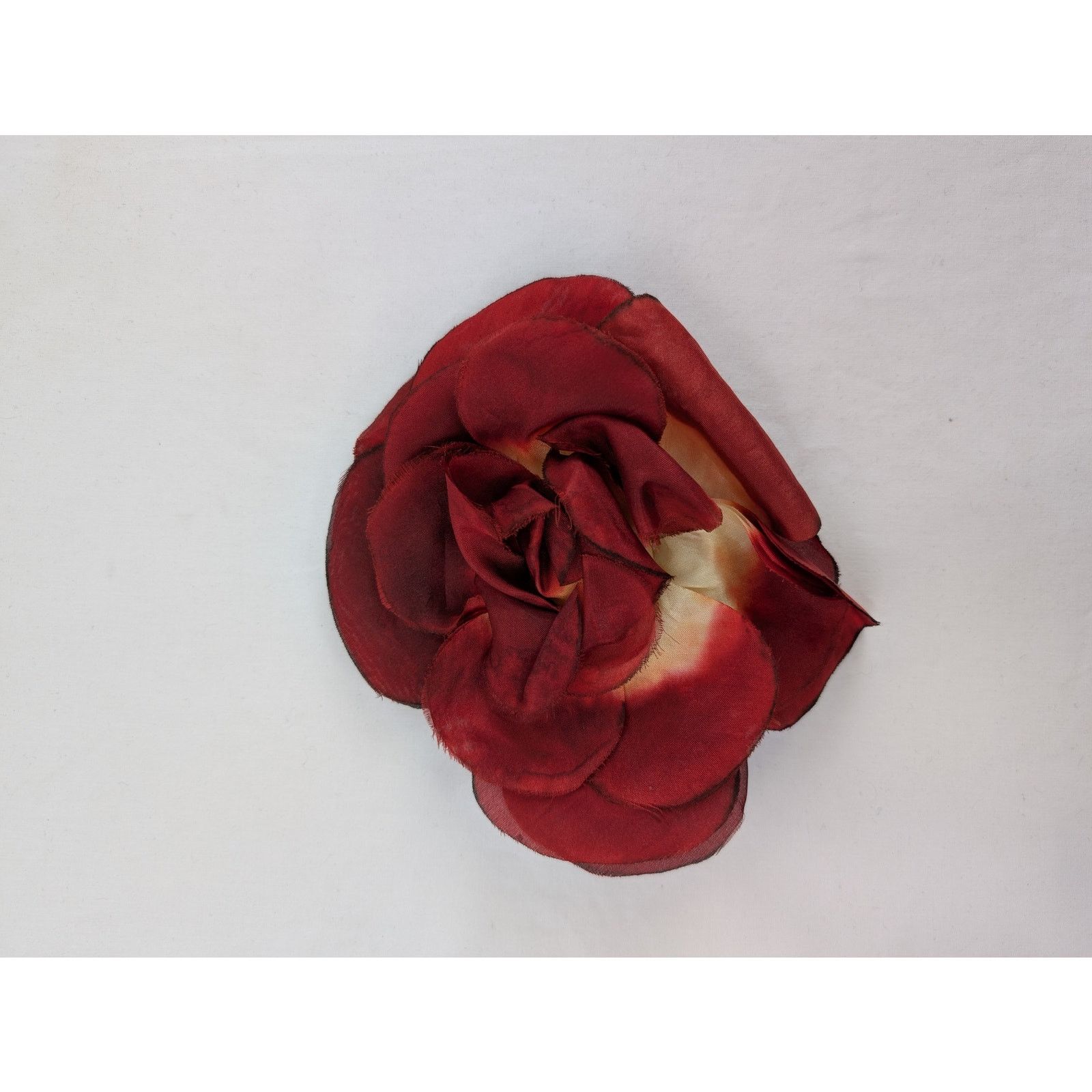 o1rshd1 Size: OS / Brooch in Beige/Red