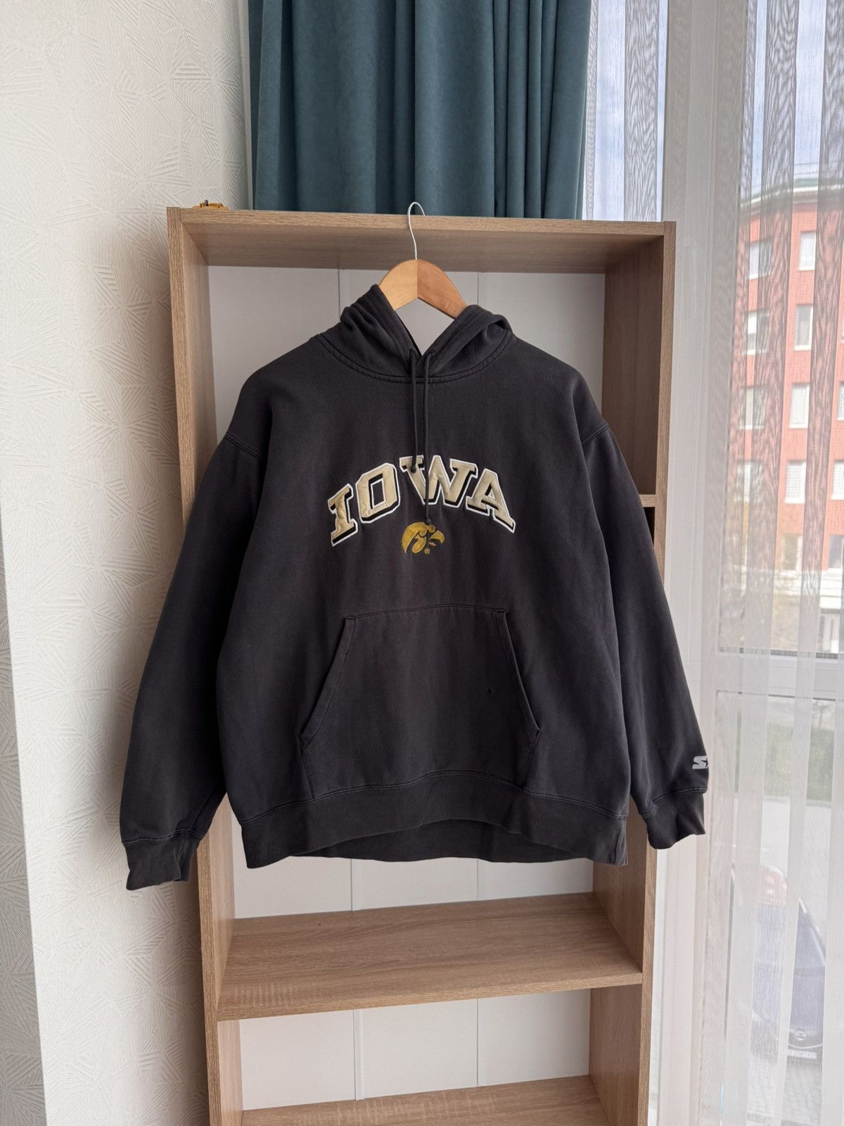 Starter × Vintage Vintage Starter IOWA Hawkeyes Sportswear Distressed Hoodie Size US L / EU 52-54 / 3 - 6 Thumbnail