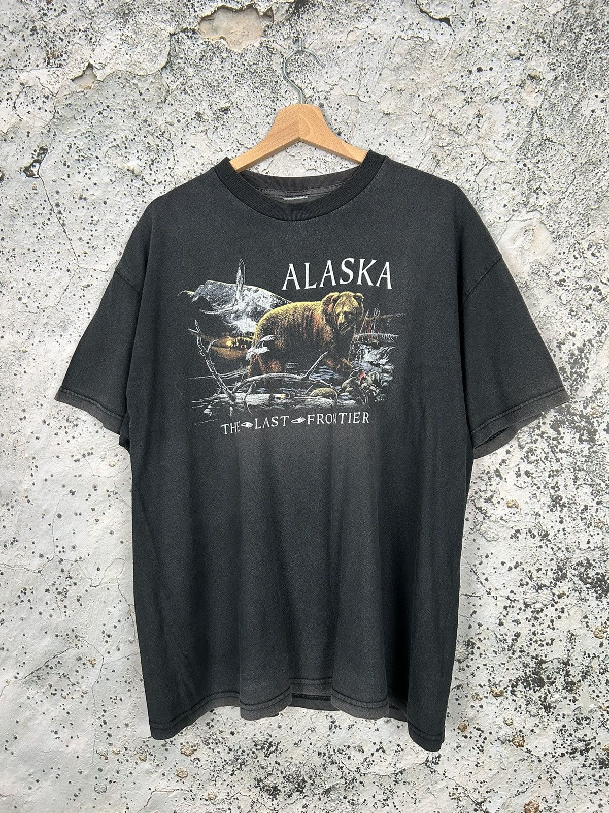 Vintage Vintage Alaska Animal Graphic Tee Washed 90s Hype Rare Size US L / EU 52-54 / 3 - 1 Thumbnail