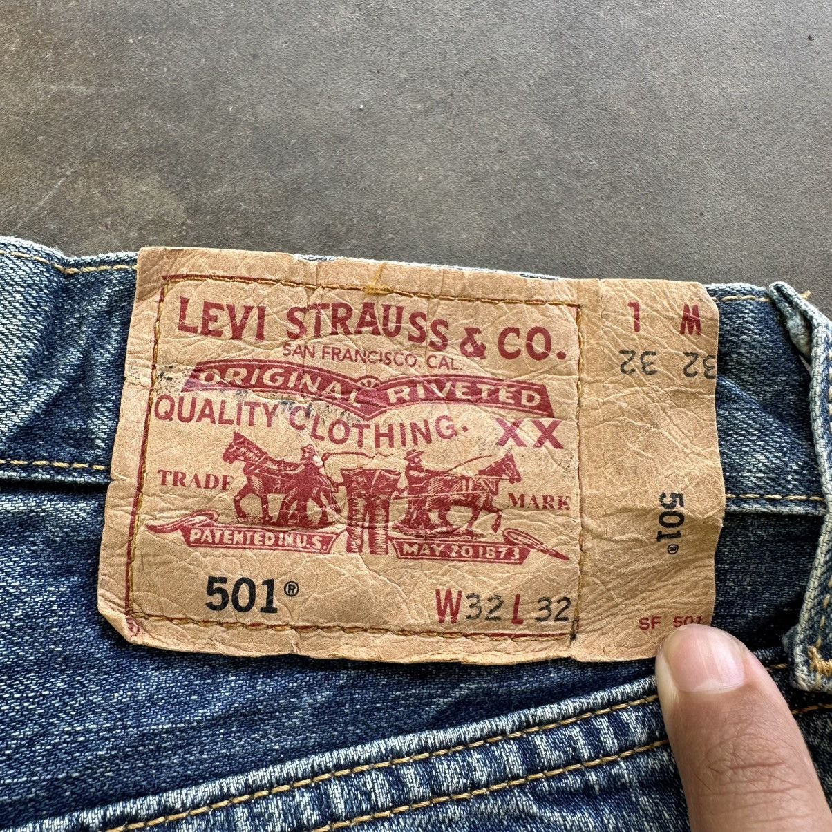 Japanese Brand Vintage Levi’s 501 Distressed Faded Denim Jean Pant W32 Size US 32 / EU 48 - 13 Thumbnail