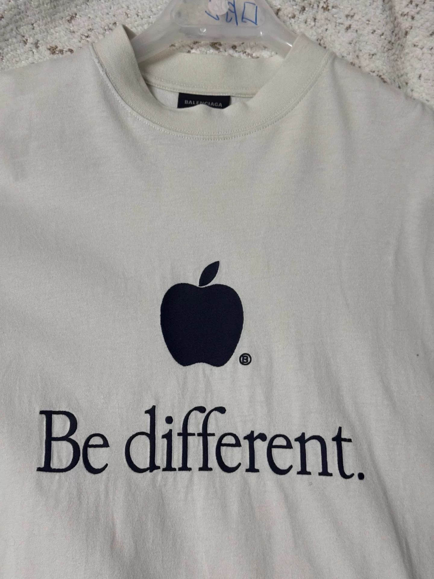 Balenciaga Balenciaga Apple SS Tee Size 1 Oversized Size S / US 4 / IT 40 - 2 Thumbnail