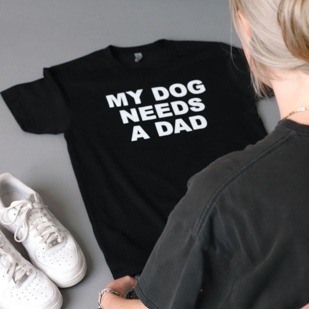 Gildan Crewneck Funny Gift for Women Medium My Dog Needs A Dad Size M / US 6-8 / IT 42-44 - 1 Thumbnail