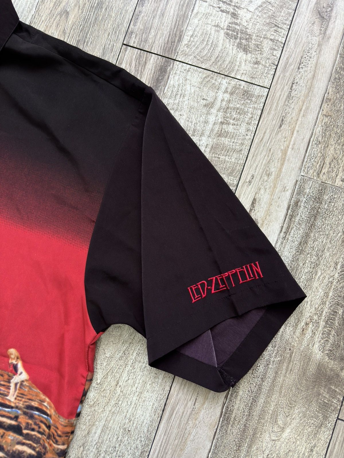 Band Tees Led Zeppelin Houses of the Holy 2003 Vintage Shirt Size US XL / EU 56 / 4 - 5 Thumbnail