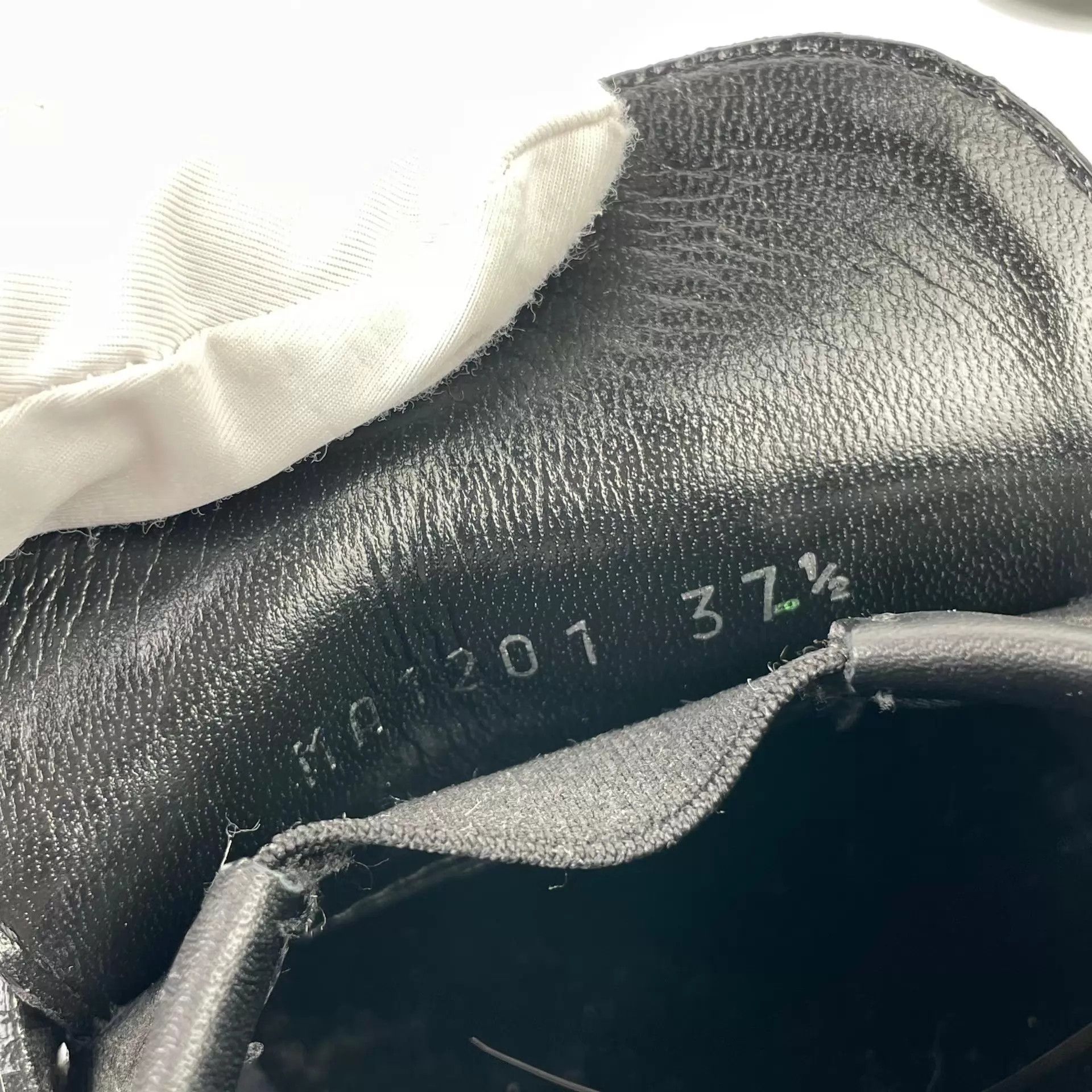 Louis Vuitton LV Black 37 Cowhide Leather Shoes 260505CYE3X04 Size US 7 / IT 37 - 6 Thumbnail