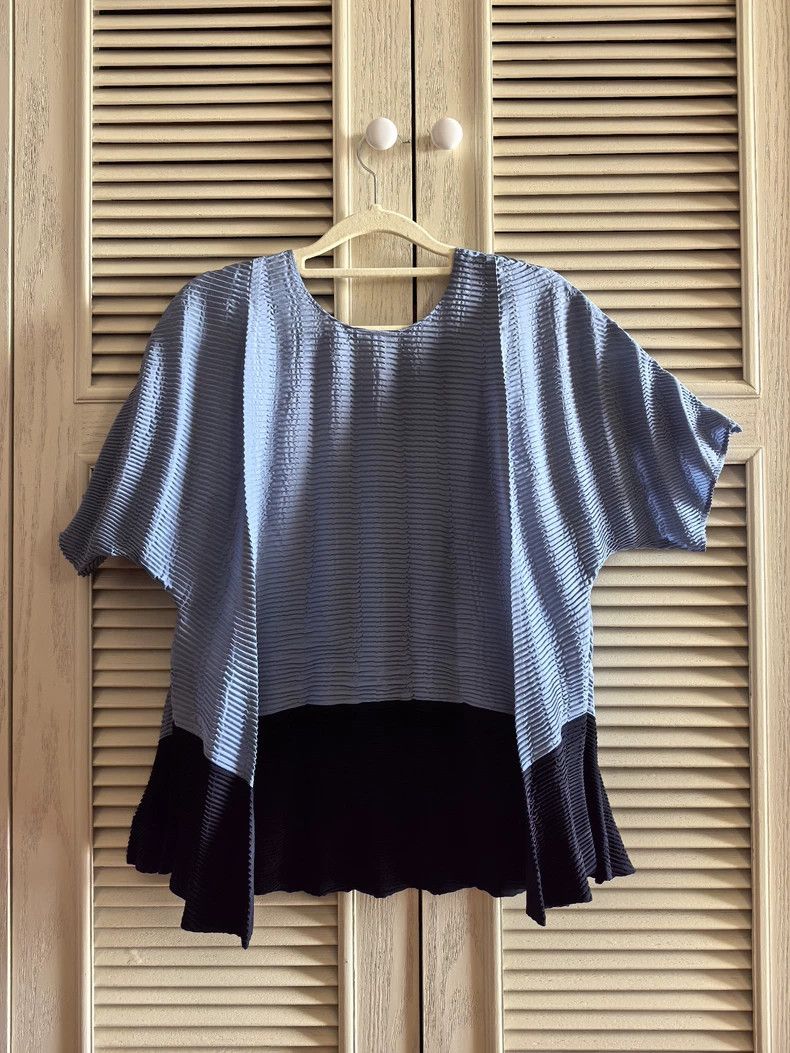 Issey Miyake Issey Miyake size:2 Blue water ripple top with short sleev Size XS / US 0-2 / IT 36-38 - 2 Thumbnail