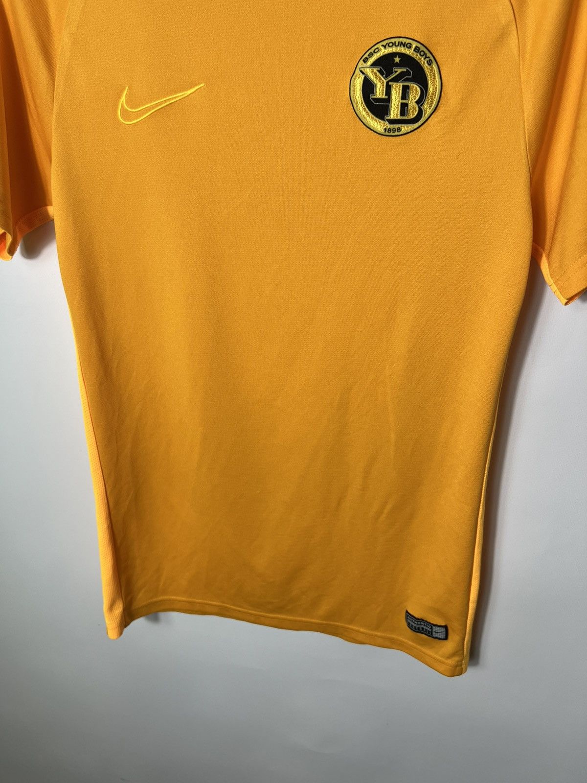Nike BSC YOUNG BOYS 2018 2019 TRAINING FOOTBALL SHIRT NIKE JERSEY Size US S / EU 44-46 / 1 - 3 Thumbnail
