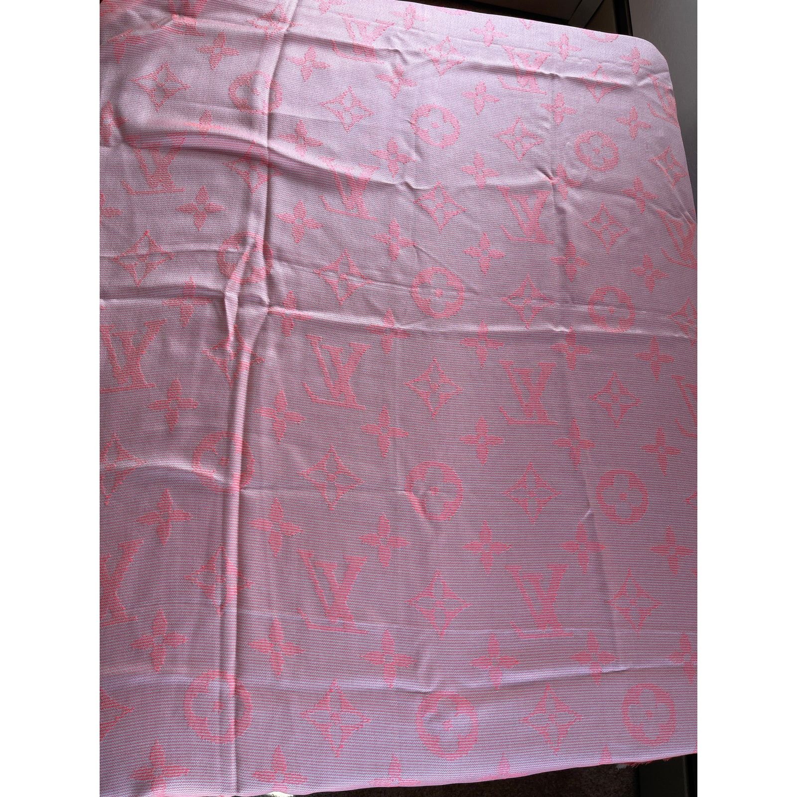 Louis Vuitton Louis Vuitton Chale Beyond Mongram Scarf, NWT Size ONE SIZE - 7 Thumbnail