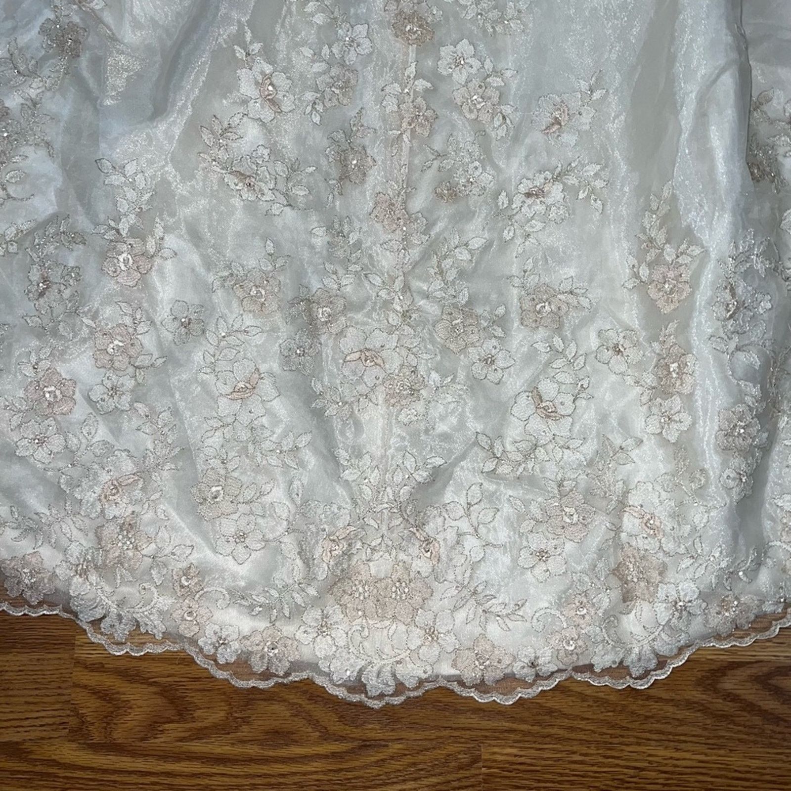 Other Elegant New Anjolique Embroidered Organza Wedding Gown! Size M / US 6-8 / IT 42-44 - 7 Thumbnail