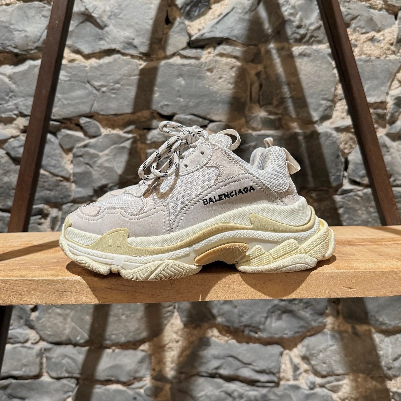 Balenciaga Balenciaga White Triple S Chunky Sneakers Size US 5 / IT 35 - 6 Thumbnail