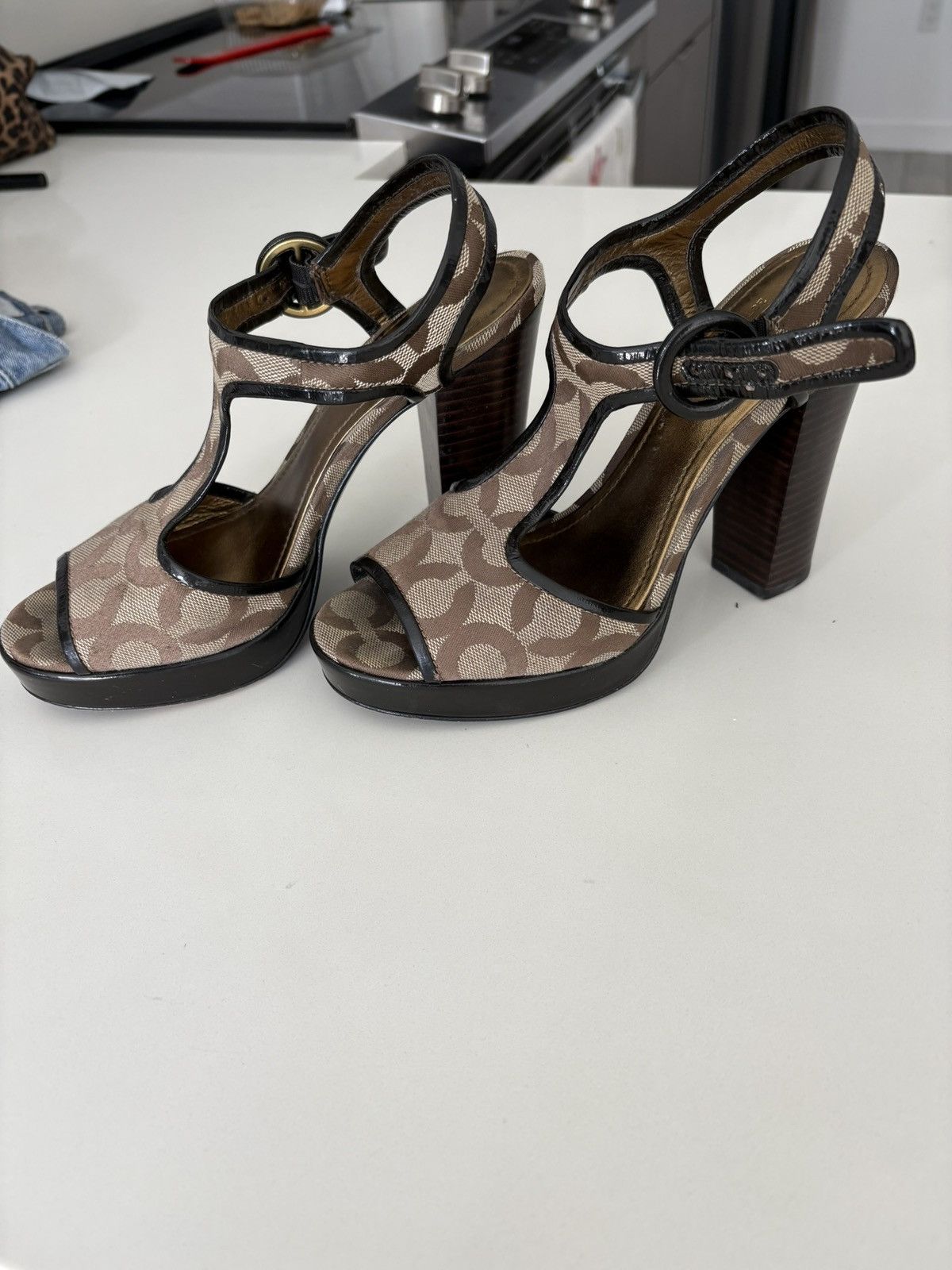Coach Gold and brown coach heels Size US 7 / IT 37 - 2 Thumbnail