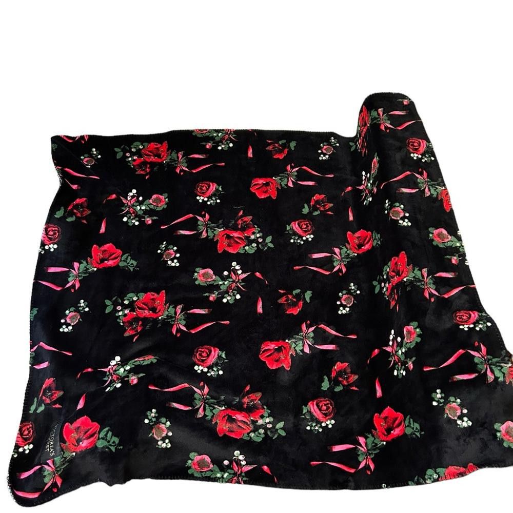 Designer Victoria’s Secret l Plush Fleece Floral Blanket Size ONE SIZE - 2 Thumbnail