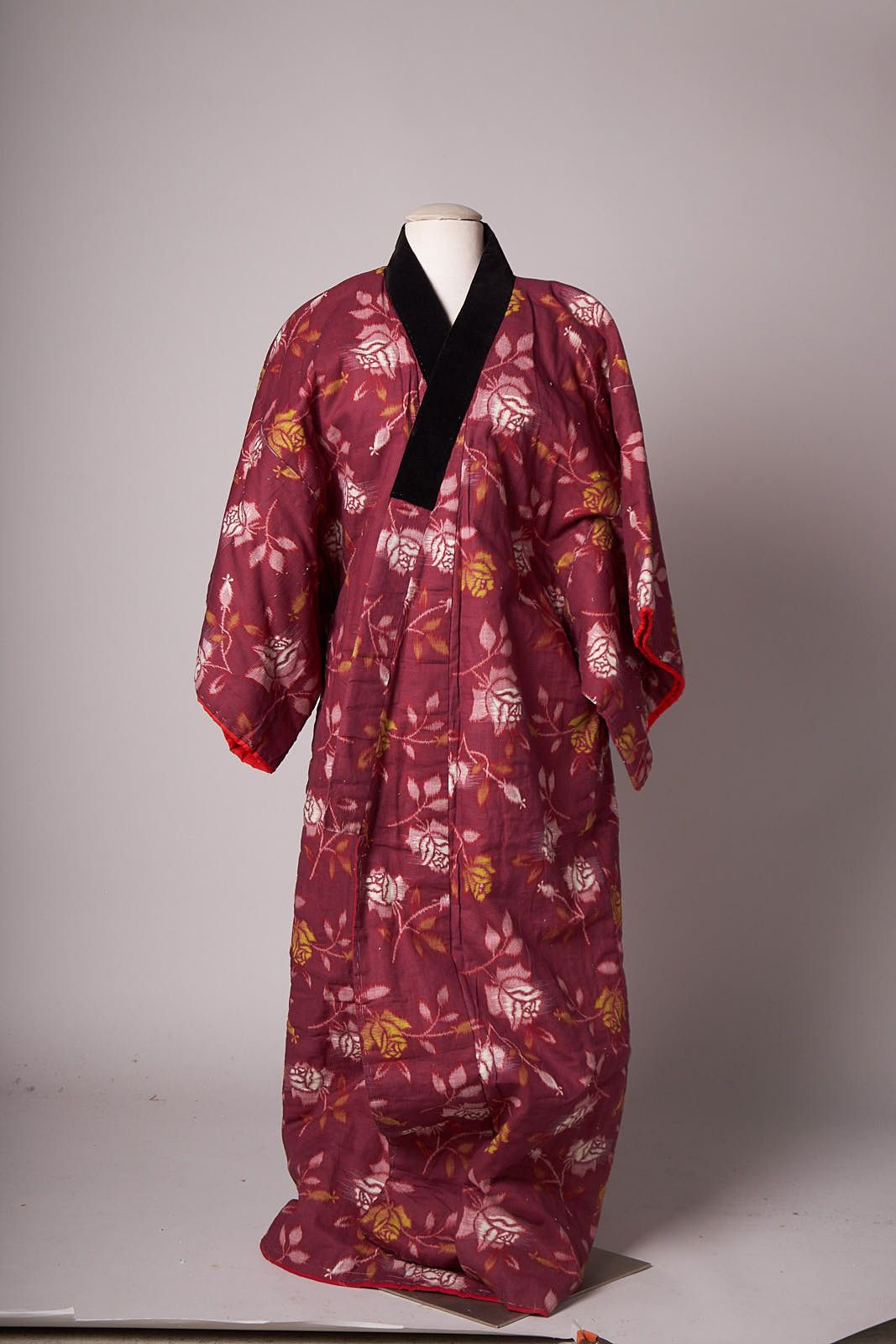 Vintage 1960s Japanese Winter Kimono Jacket Velvet Trim Size ONE SIZE - 1 Thumbnail