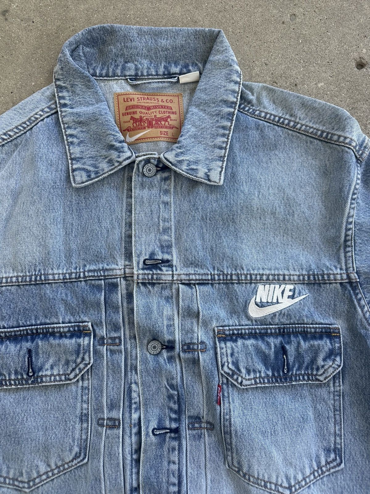 Levi's × Nike Nike Levi’s Denim Trucker Jacket size L Size US L / EU 52-54 / 3 - 2 Thumbnail