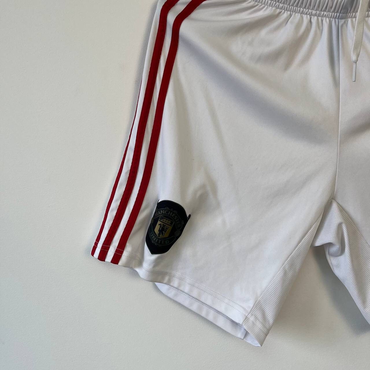 Adidas Adidas Manchester United White Shorts Size S Size US 33 - 2 Thumbnail