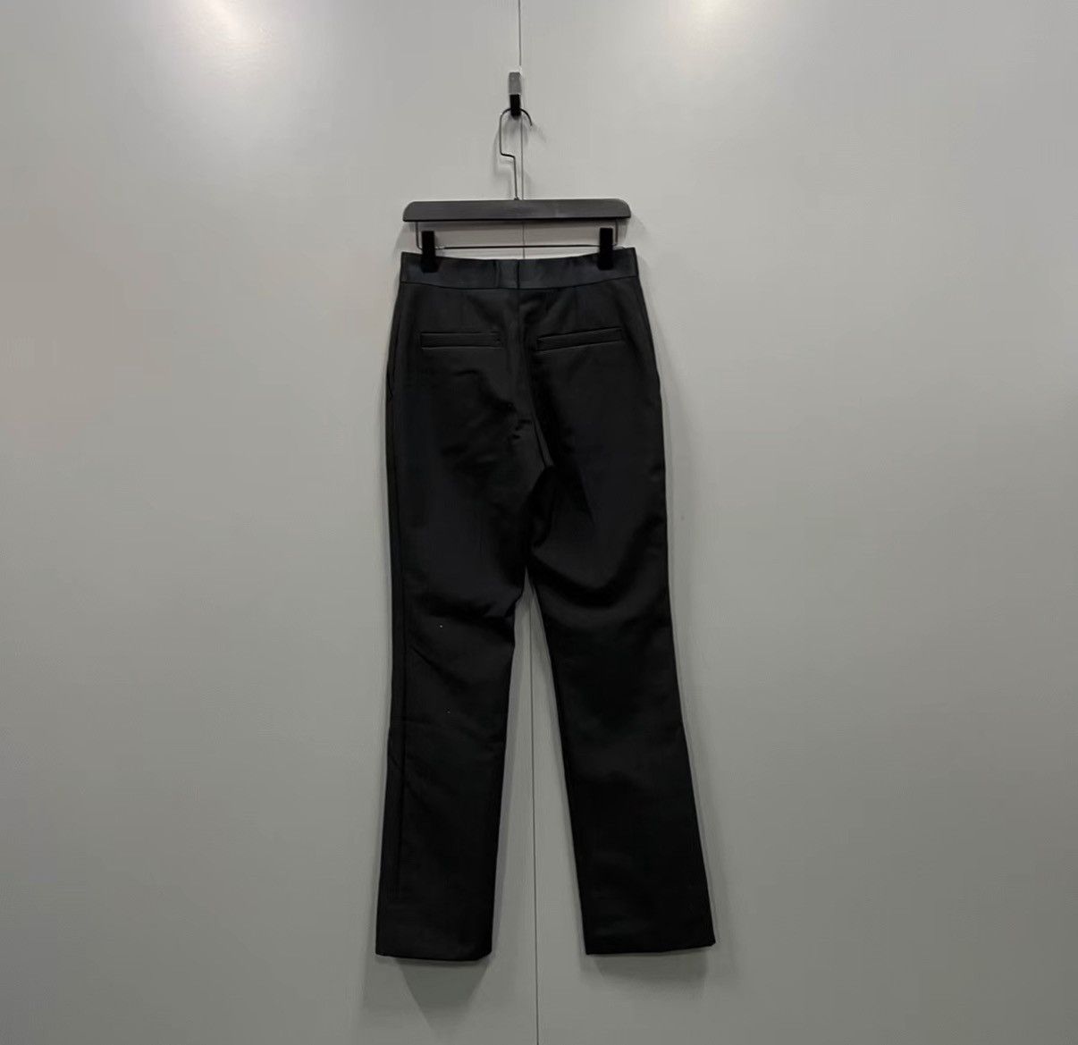 Louis Vuitton Louis Vuitton 2023 Black High-waisted Slim-fit Pants J41 Size 26" / US 2 / IT 38 - 2 Thumbnail