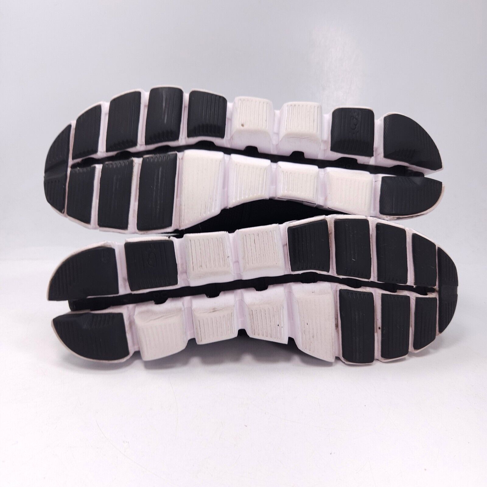 On On Cloud 5 Swiss Engineering Shoe Womens Size 10 Black White Size US 10 / IT 40 - 7 Thumbnail