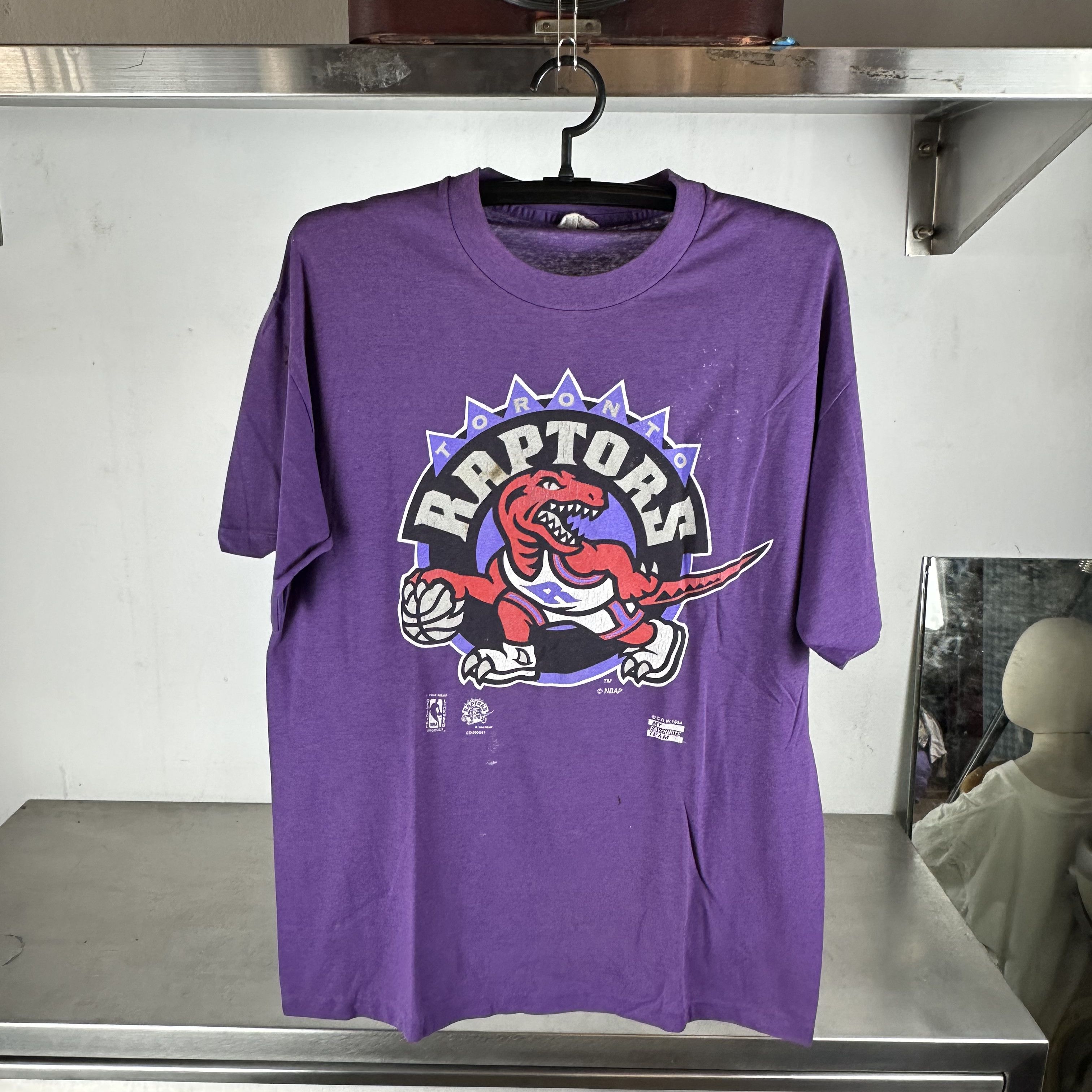 Vintage Vintage 1994 Toronto Raptors Basketball NBA T-shirt Size US L / EU 52-54 / 3 - 1 Thumbnail