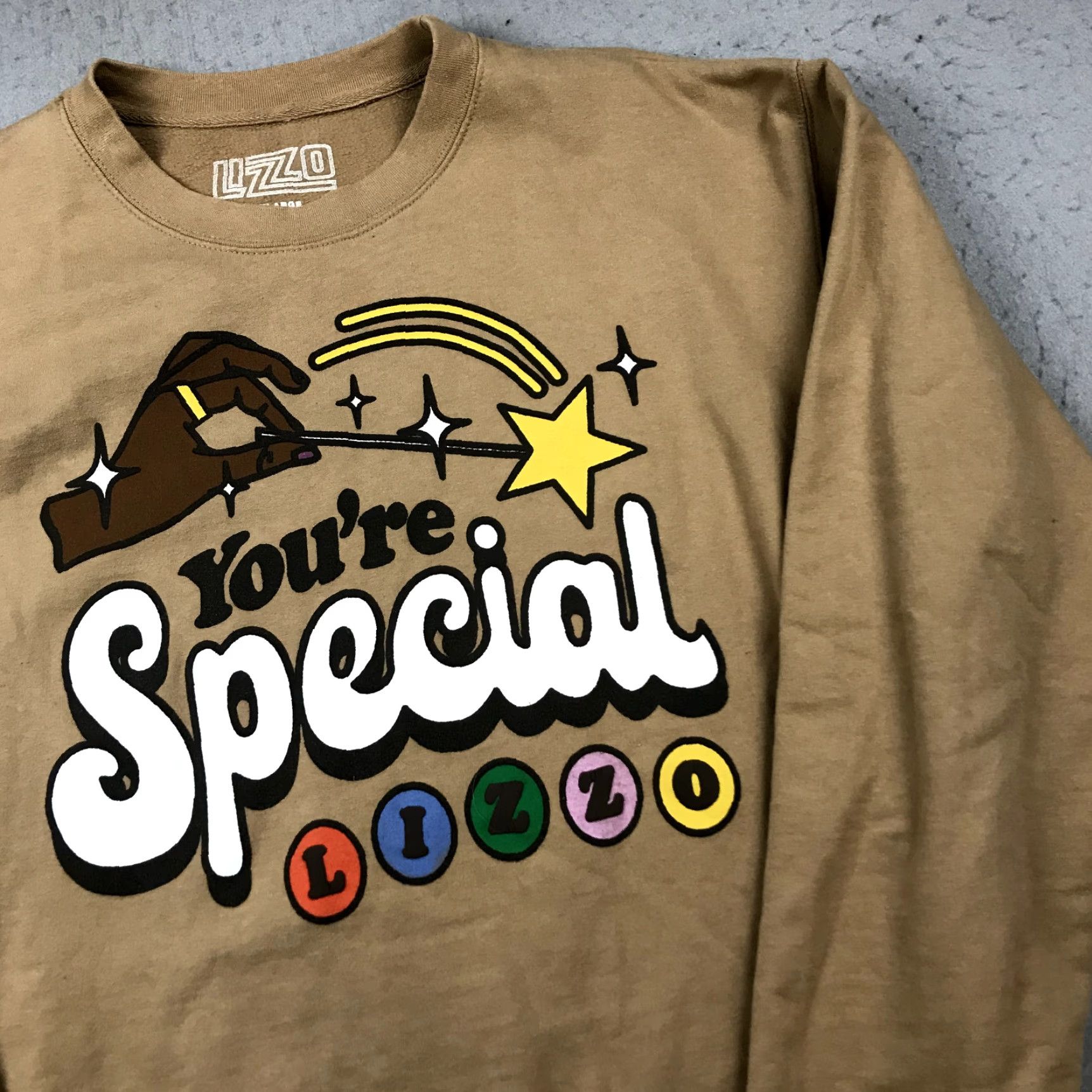 Rizzoli Lizzo Sweatshirt Adult 2XL XXL Brown Crewneck Graphic Print Music Holiday Tour Mens Size US XXL / EU 58 / 5 - 3 Thumbnail