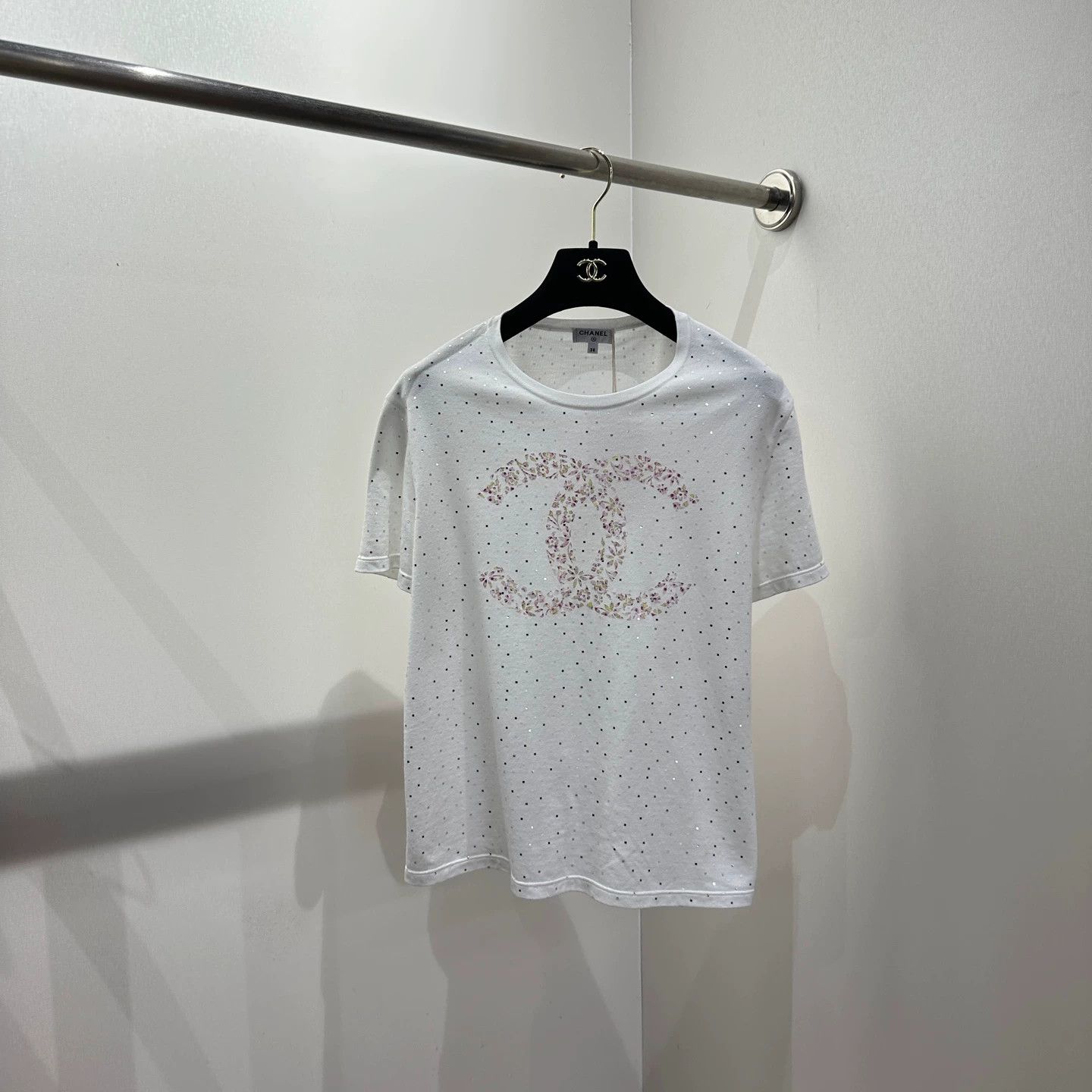 Chanel Chanel mar182 sequin floral logo short tee 38 Size S / US 4 / IT 40 - 1 Thumbnail