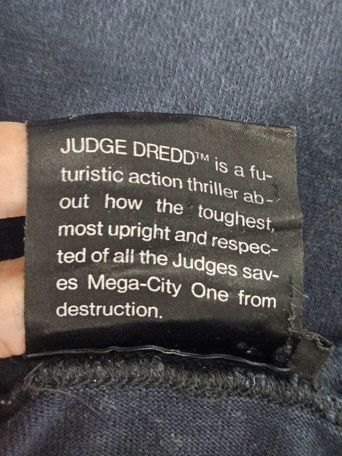 Vintage Vintage Judge Dredd 90s 1995 Movie Film shirt Size US M / EU 48-50 / 2 - 6 Thumbnail