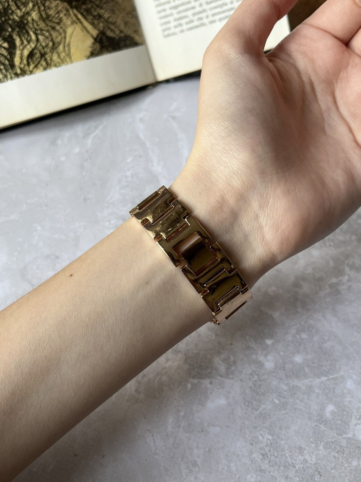 Liansheng Quartz Luxury Watch with Rhinestones