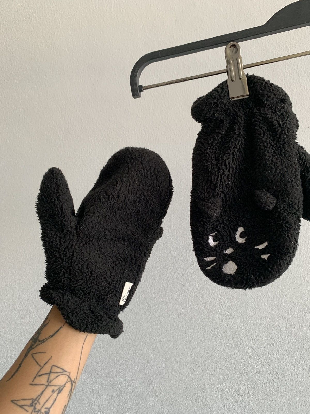 Ne-Net Ne-net Fuzzy Cat Gloves by Issey Miyake Size ONE SIZE - 10 Thumbnail