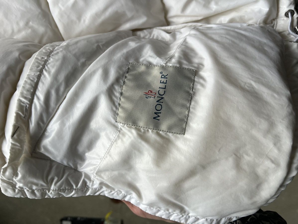 Moncler Vintage Moncler down jacket big patch logo white Size US XL / EU 56 / 4 - 10 Thumbnail