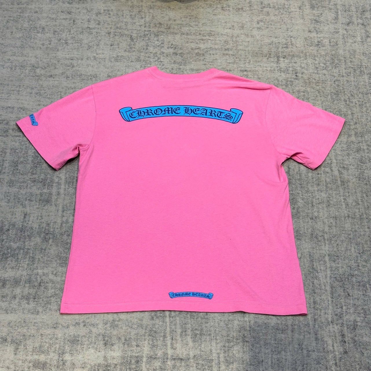 トップス CHROME HEARTS NEON PINK STRIPE LOGO TEE CHROME HEARTS Neon Pink Stripe Logo Tee Print Short Sleeve T