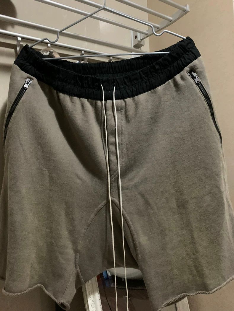 Fear of God Fear of God 3th Shorts Beige XL - dmc Size US 32 / EU 48 - 1 Thumbnail