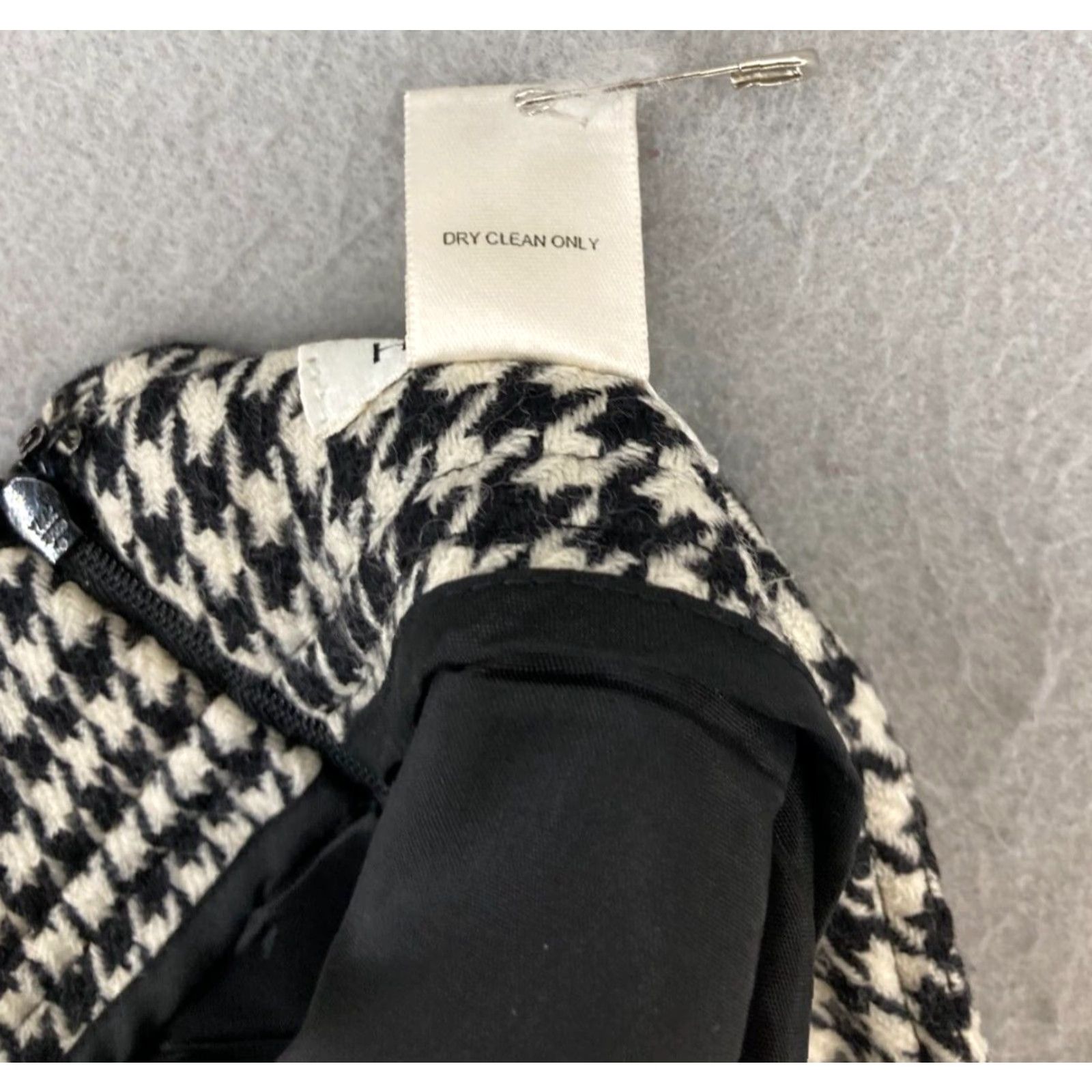 Vintage Harolds Women's Wool Skirt 4 Black Houndstooth Knee Length Straight & Pencil 90s Country of US Size 27" / US 4 / IT 40 - 7 Thumbnail