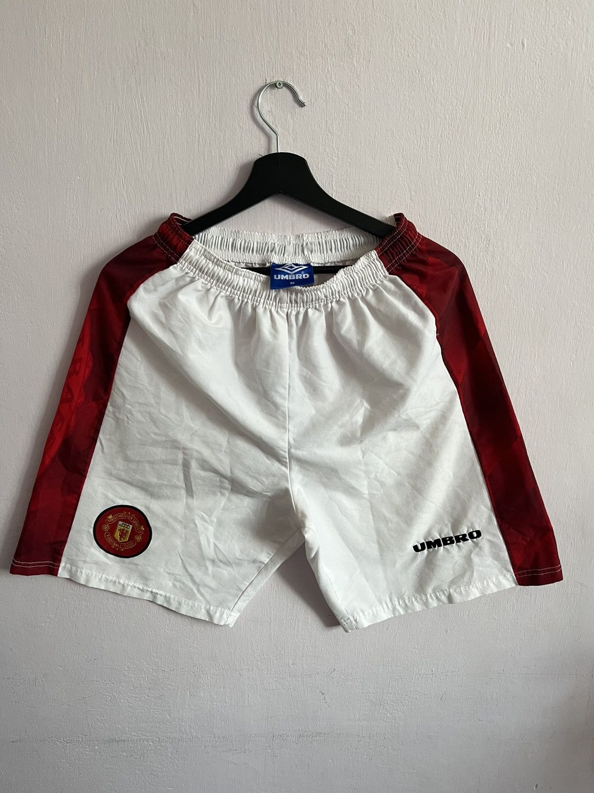 Vintage Vintage Umbro 1996/1998 Manchester United Football Shorts Size US 32 / EU 48 - 1 Thumbnail
