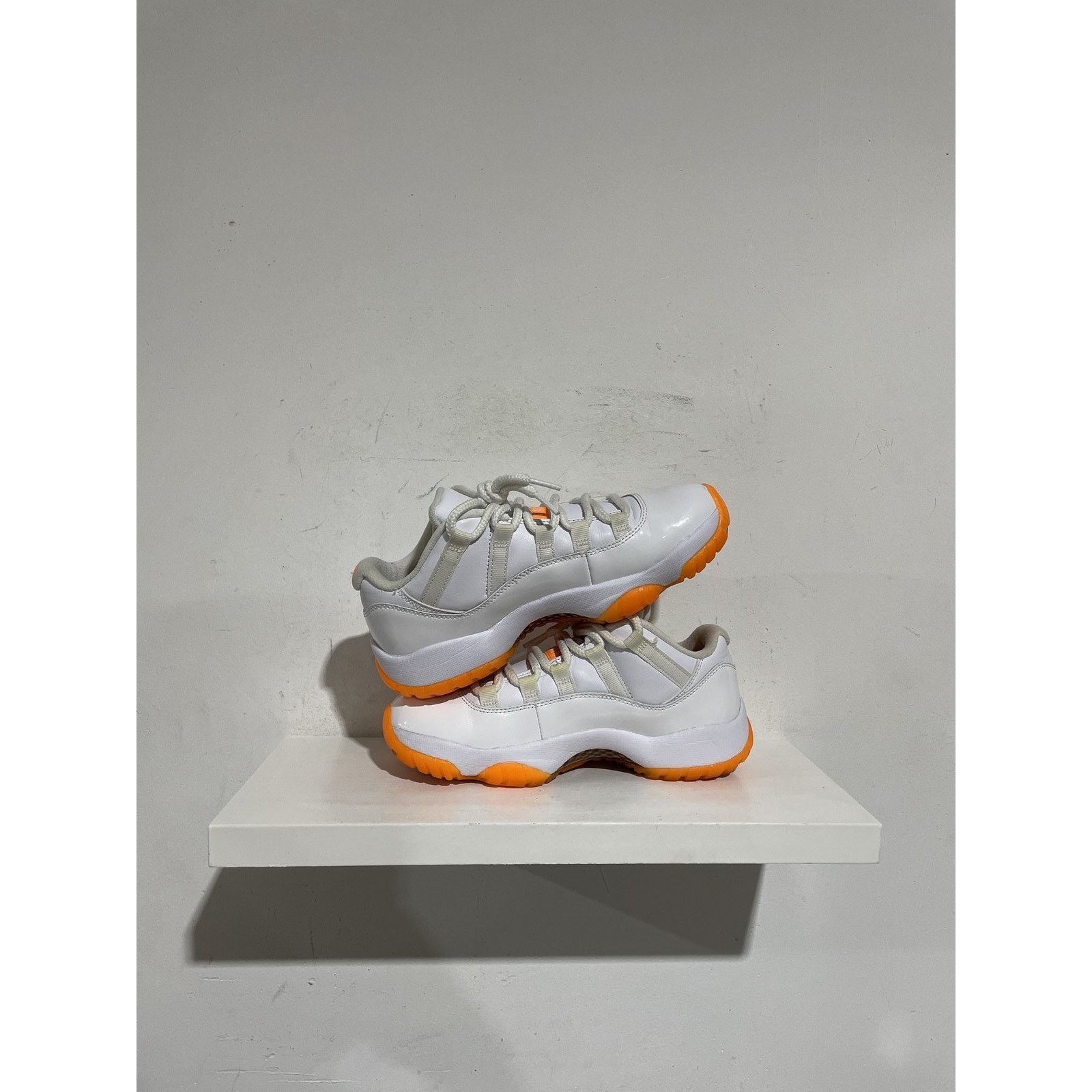 Jordan Brand NIKE JORDAN 11 LOW CITRUS SIZE 6.5W (5Y) PREOWNED Size US 5 / EU 37 - 2 Thumbnail