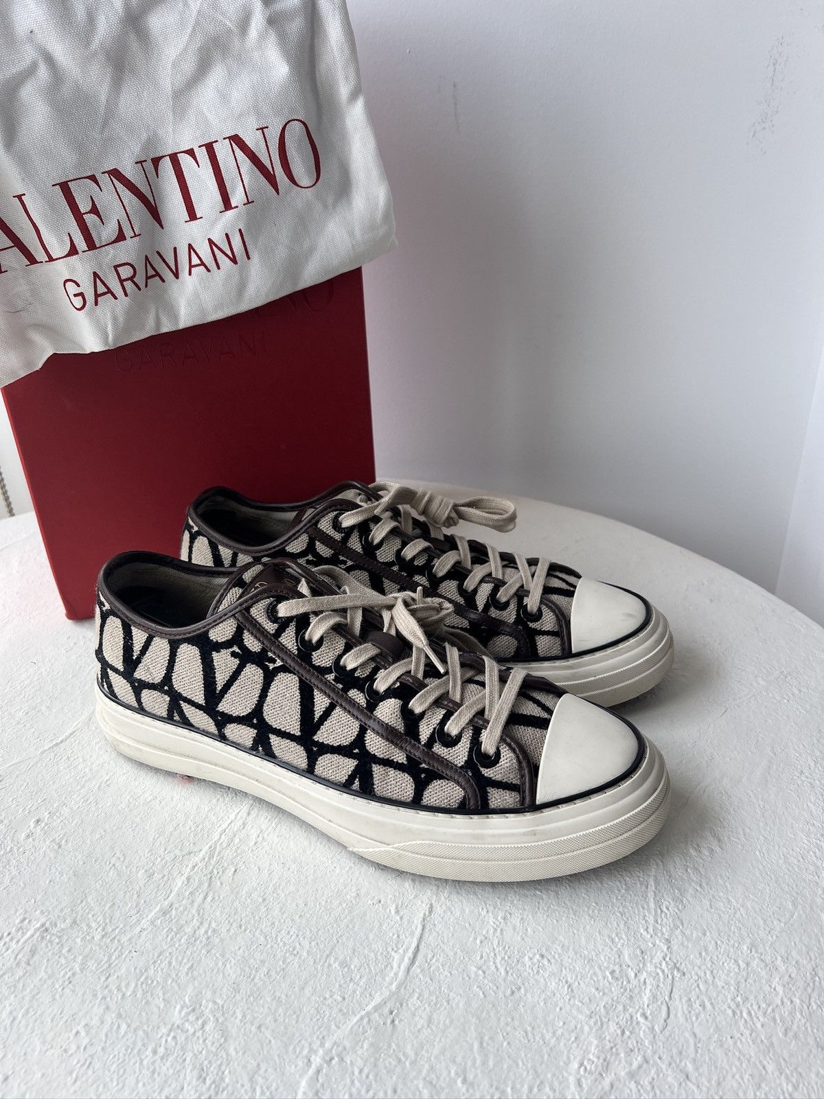 Valentino Canvas Sneakers with Signature "V" Pattern Size US 9 / EU 42 - 2 Thumbnail