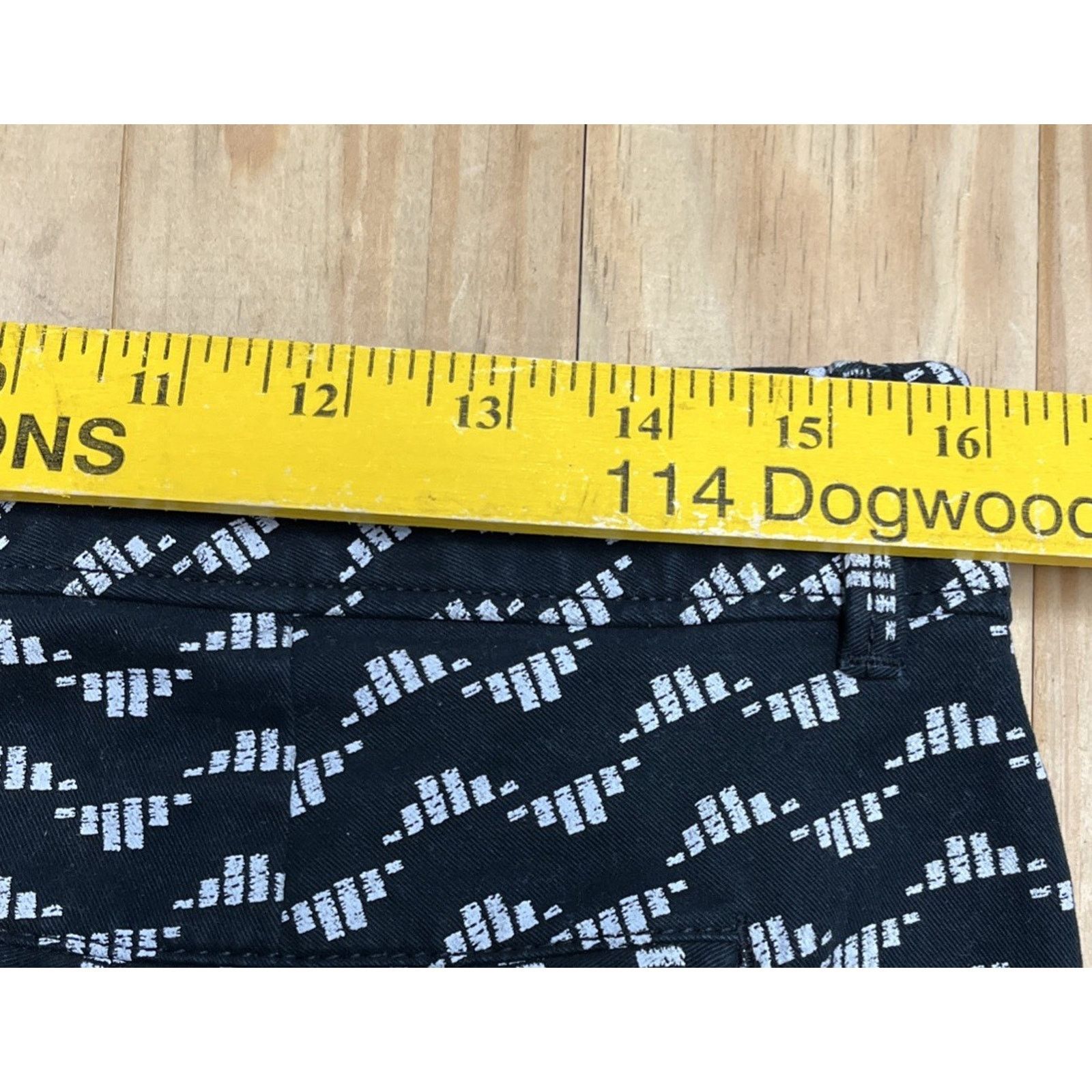 Old Navy Old Navy Black White Geometric Print Pixie Shorts Sz 6 Size 28" / US 6 / IT 42 - 4 Thumbnail
