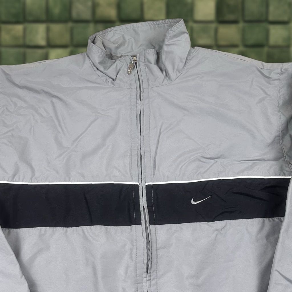 Nike VINTAGE Nike Windbreaker Jacket Mens Large Gray Mini Swoosh Y2K Size US L / EU 52-54 / 3 - 1 Thumbnail
