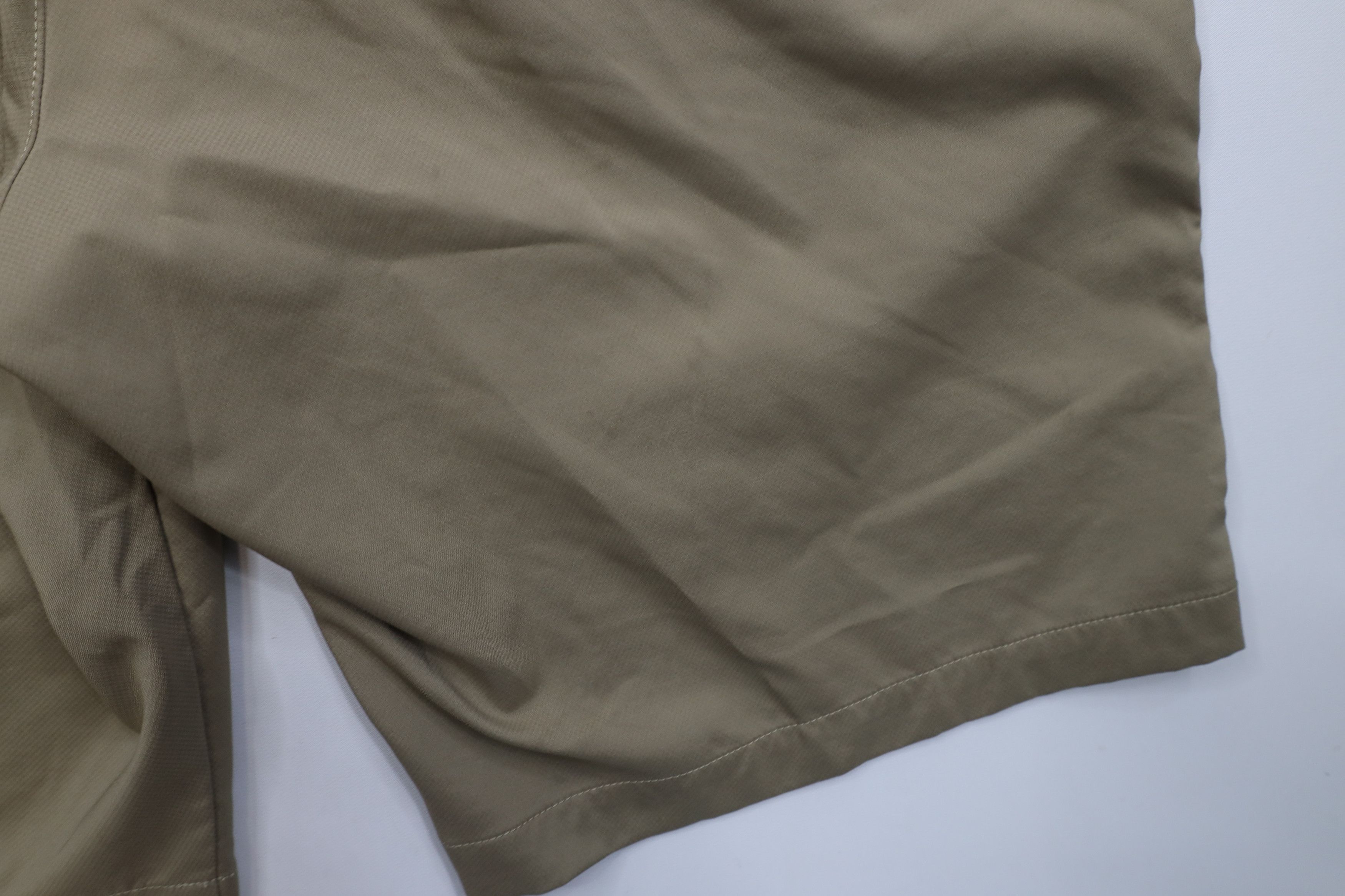 Under Armour × Vintage Under Armour Loose HeatGear Golfing Golf Chino Shorts Beige Size US 36 / EU 52 - 15 Thumbnail